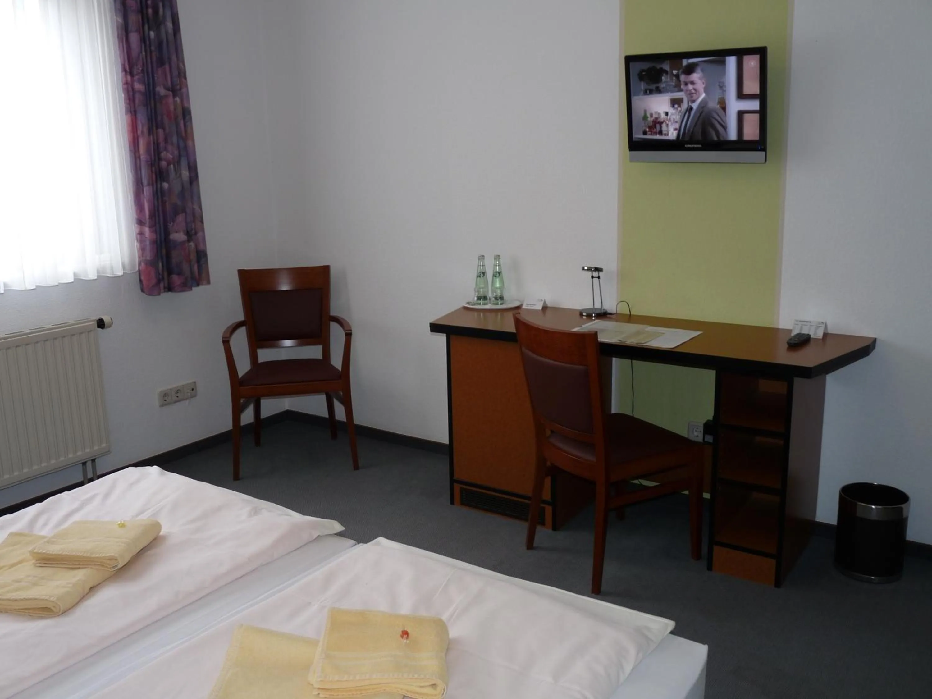 Photo of the whole room, Bed in Hotel zur Kanone