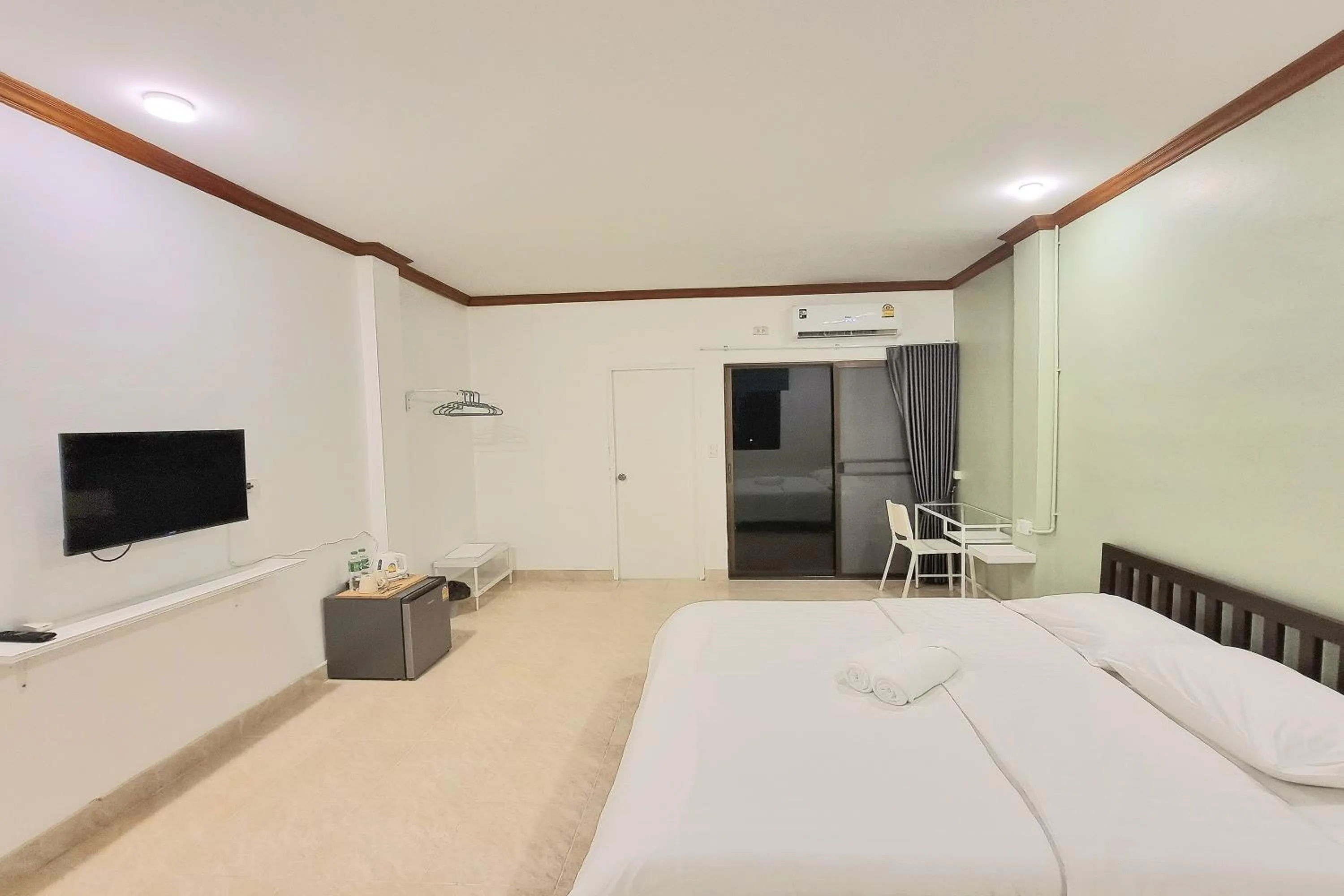 Bedroom, Bed in Breezy Pattaya