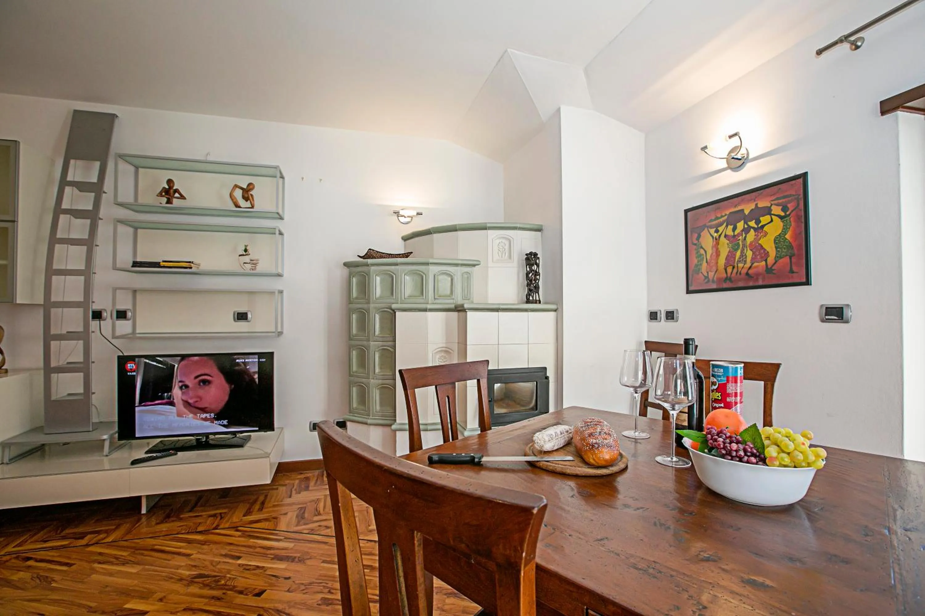 Dining area in Paulie Apartment - Happy Rentals