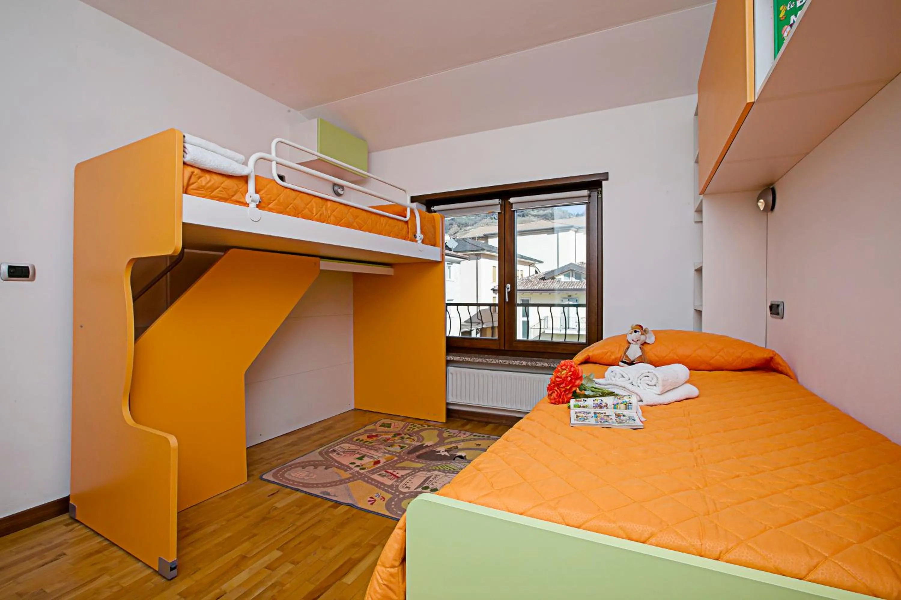 Bedroom, Bed in Paulie Apartment - Happy Rentals