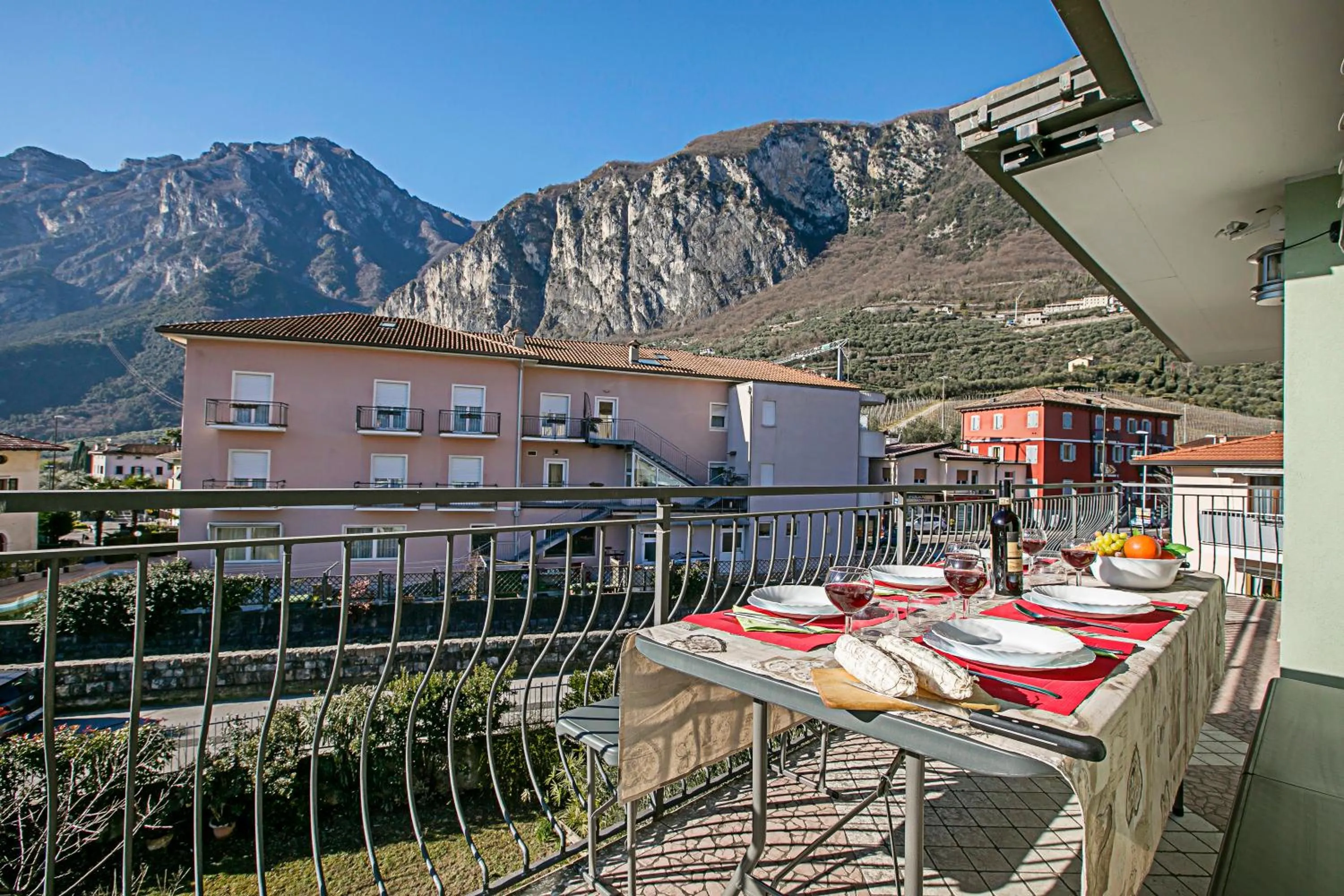 Balcony/Terrace in Paulie Apartment - Happy Rentals