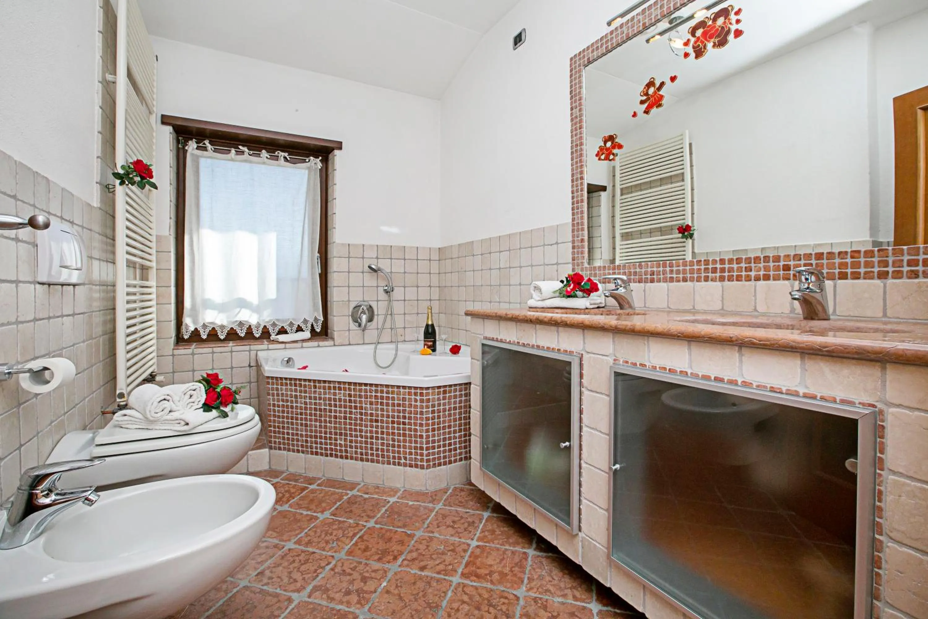 Bathroom in Paulie Apartment - Happy Rentals