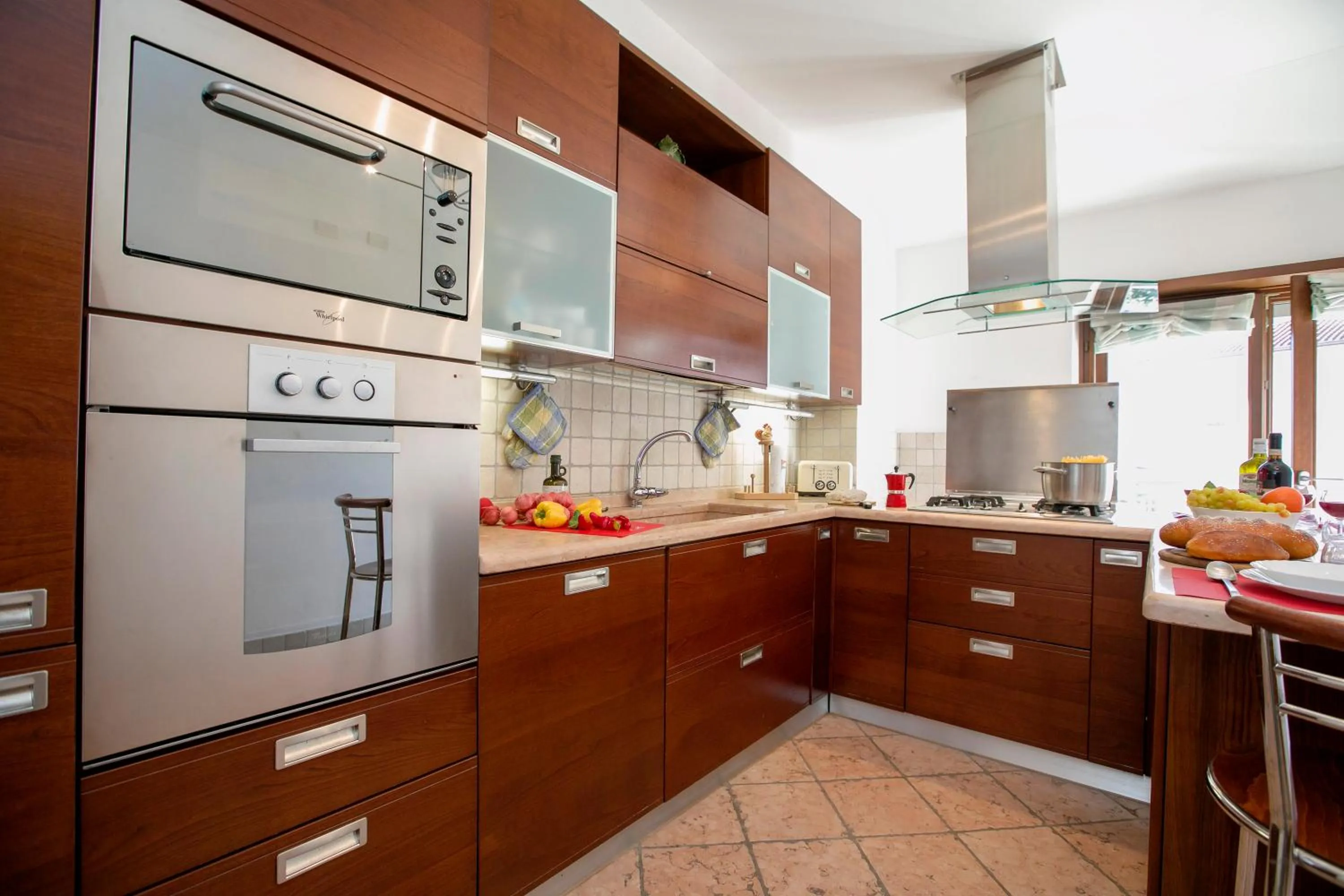 Kitchen or kitchenette in Paulie Apartment - Happy Rentals