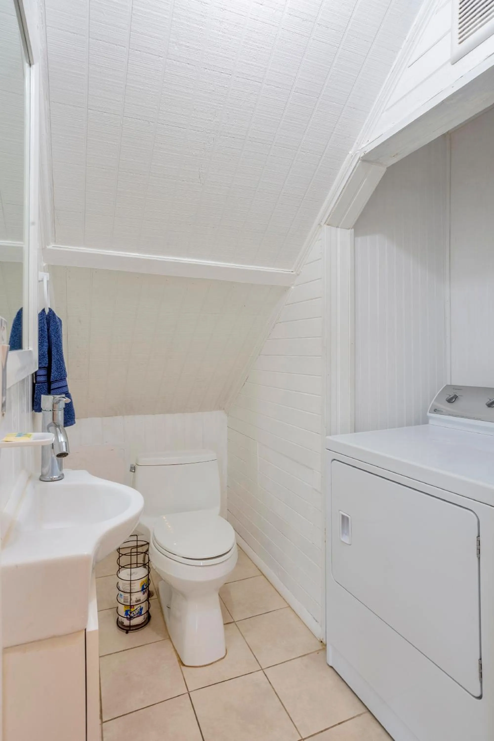 Toilet in Twins Inn & Apartments