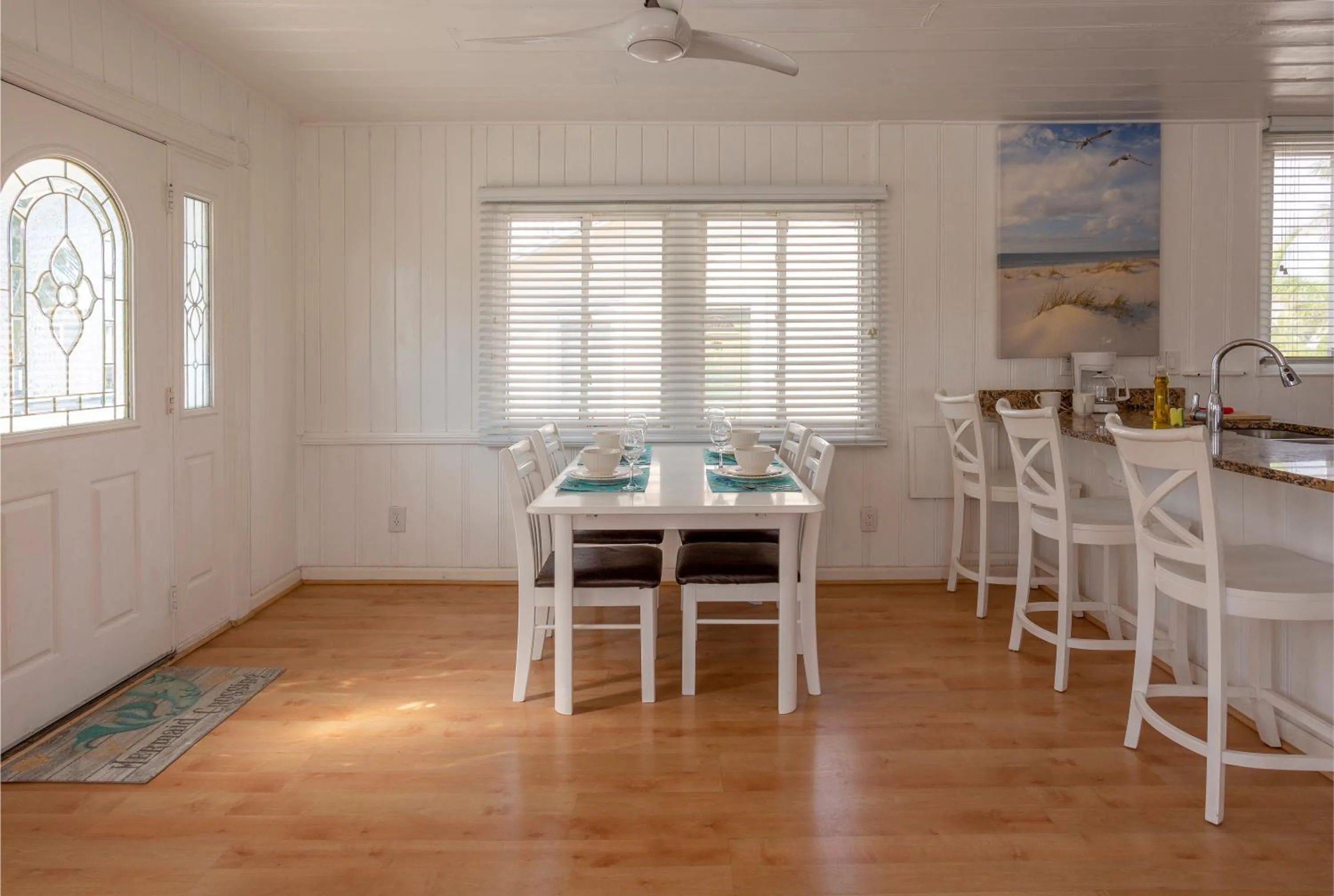 Dining area in Twins Inn & Apartments