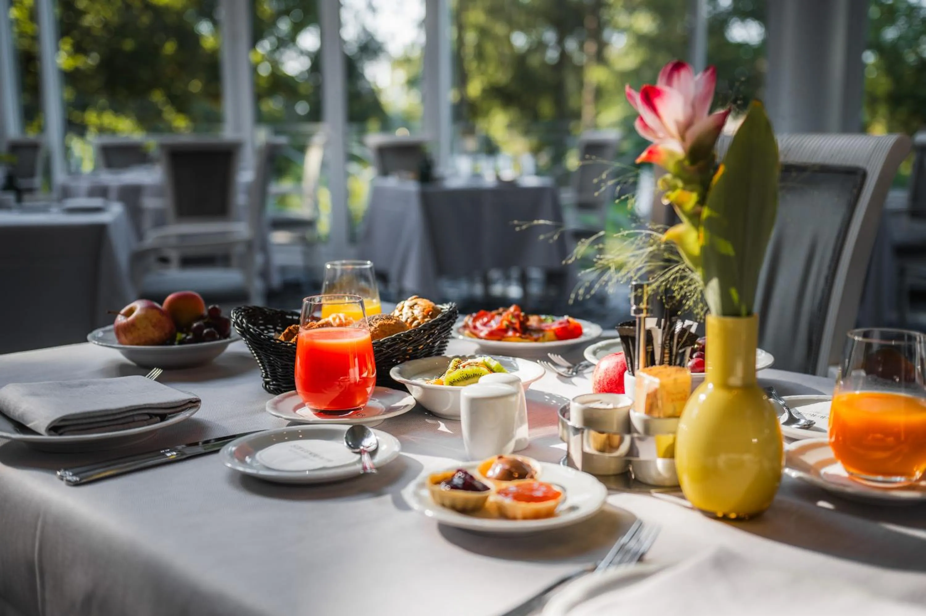 Food and drinks in Steigenberger Hotel Der Sonnenhof