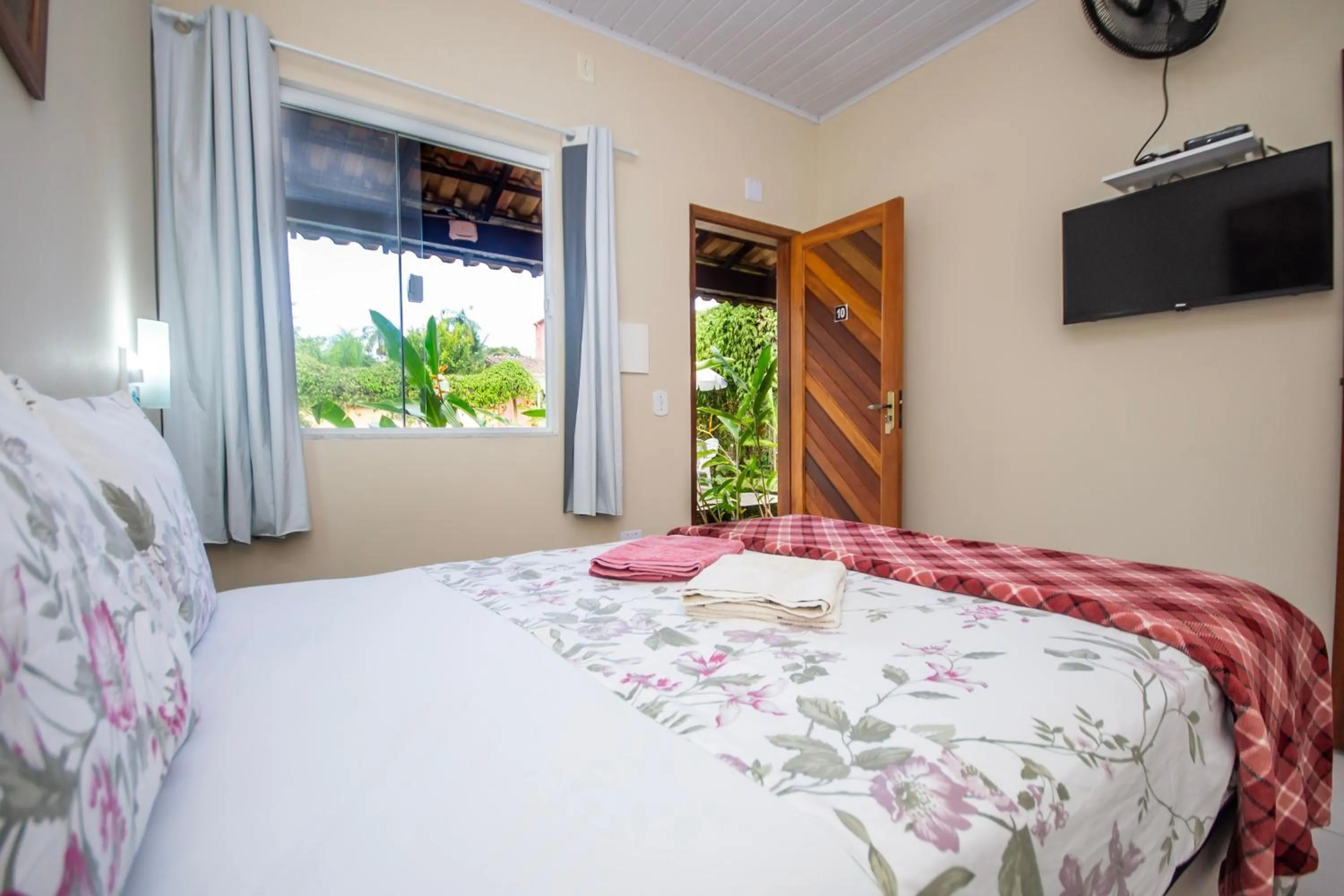 Photo of the whole room, Bed in Pousada Quatro Estações Paraty