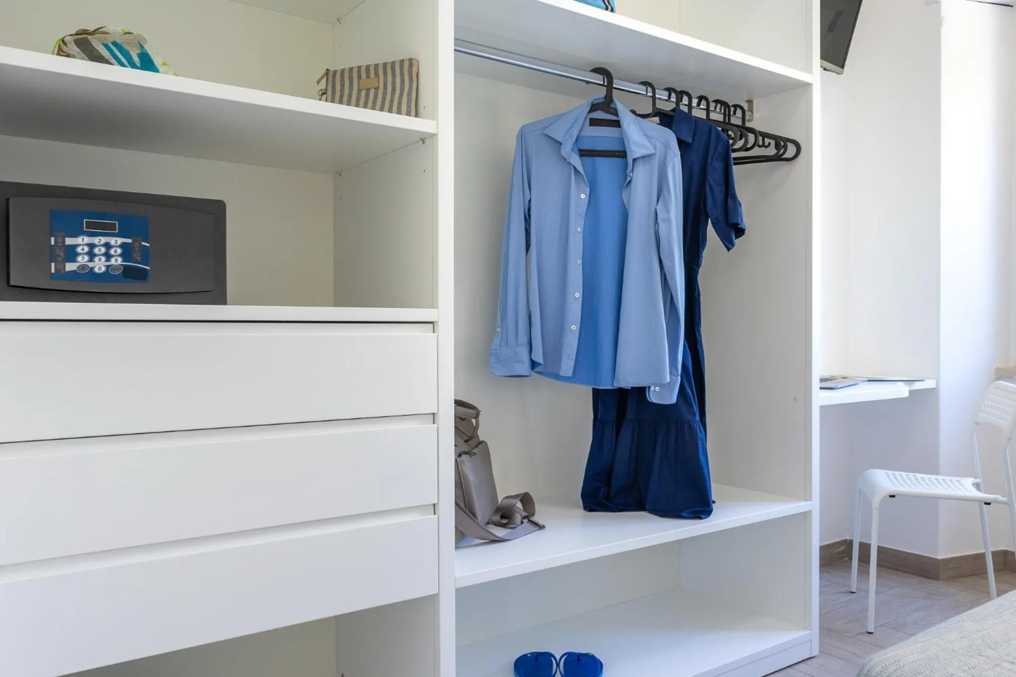 wardrobe in B&B Sperlonga