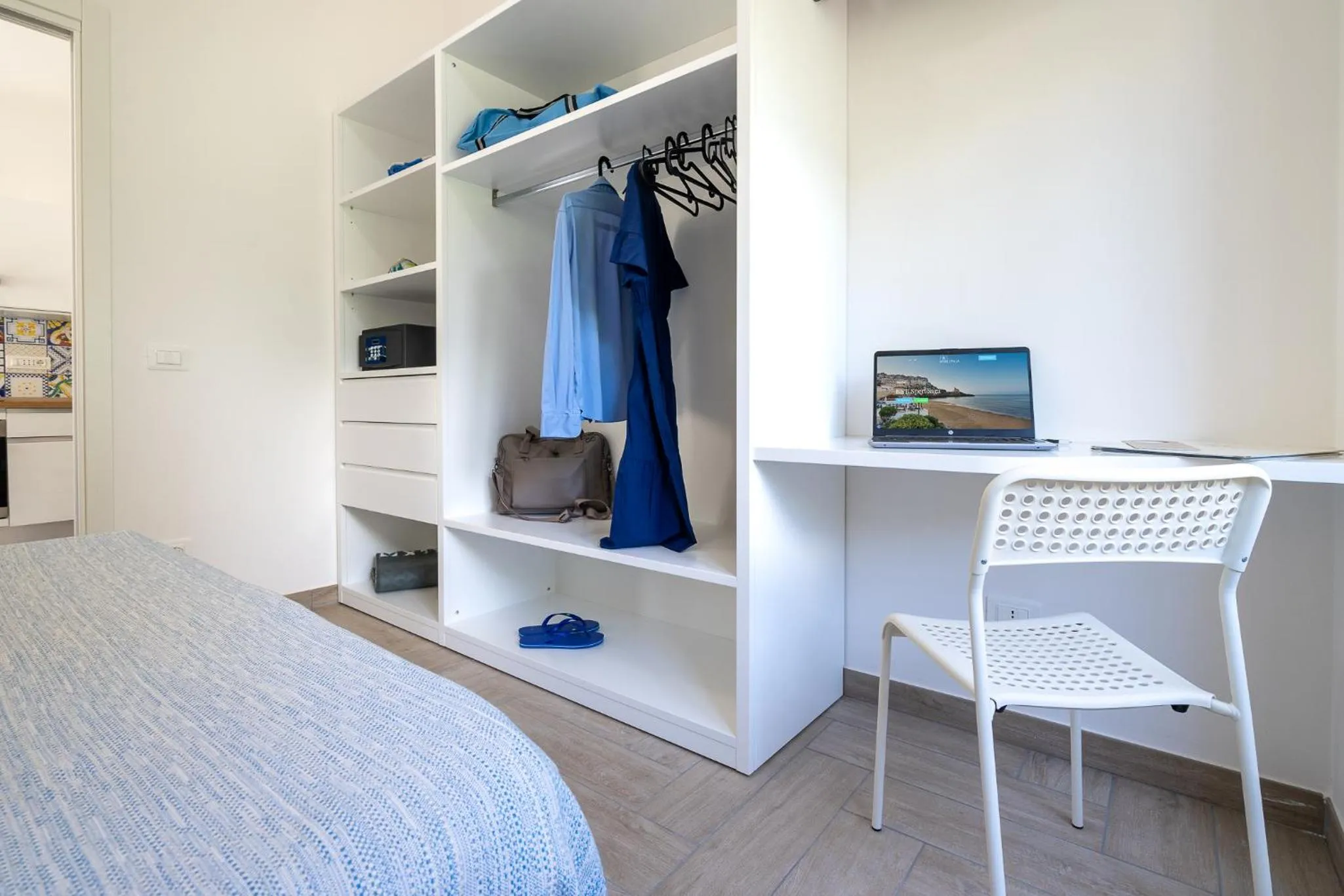 wardrobe, Bed in B&B Sperlonga