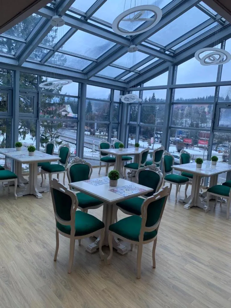 Restaurant/places to eat in Park Luxury Rooms