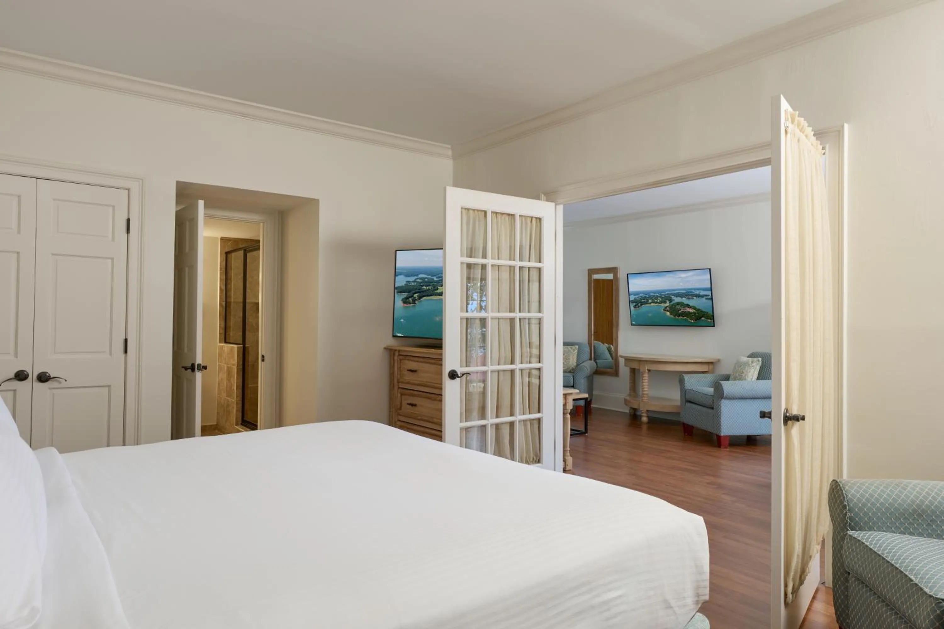 Bedroom, Bed in Lanier Islands Legacy Lodge