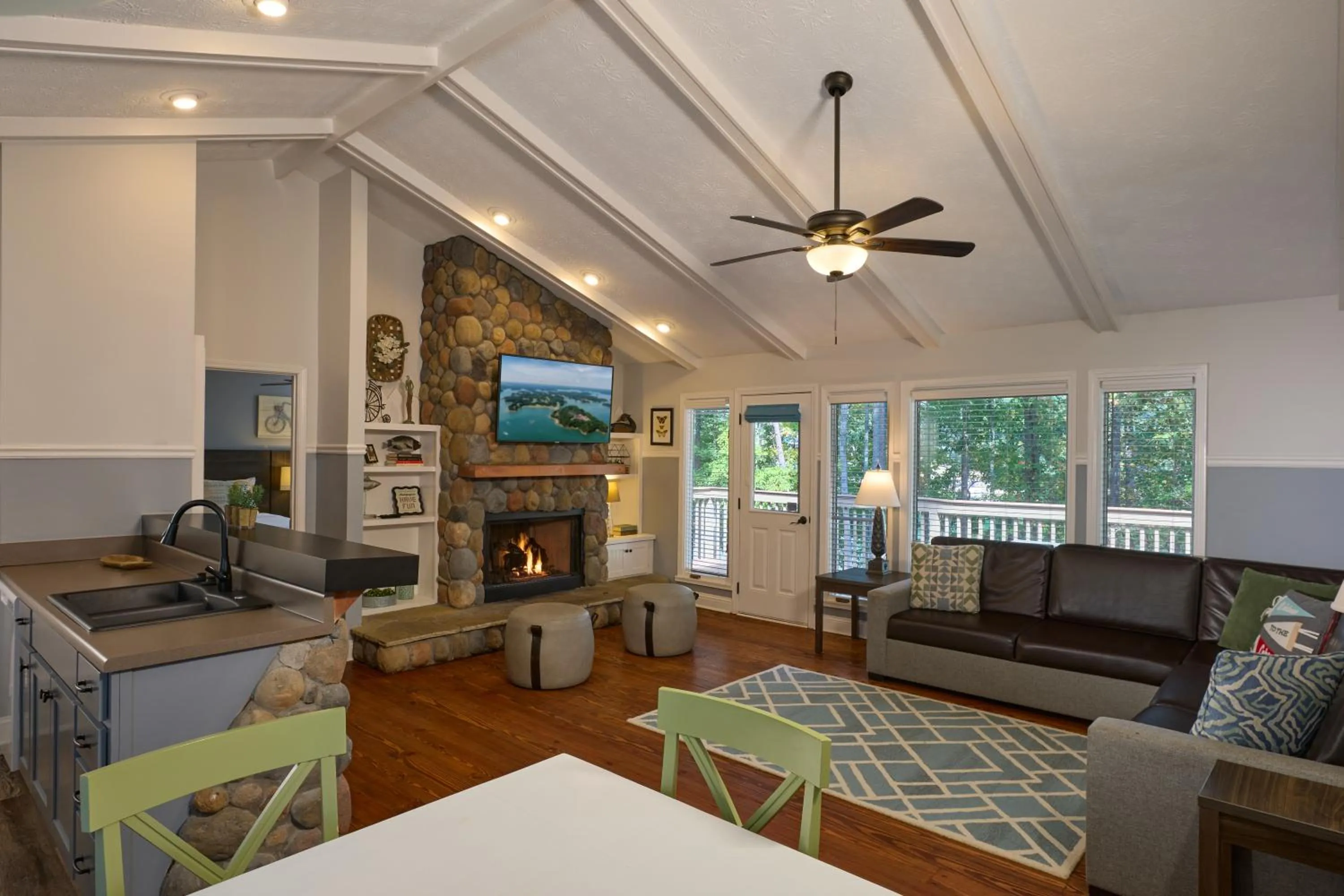 Living room in Lanier Islands Legacy Lodge