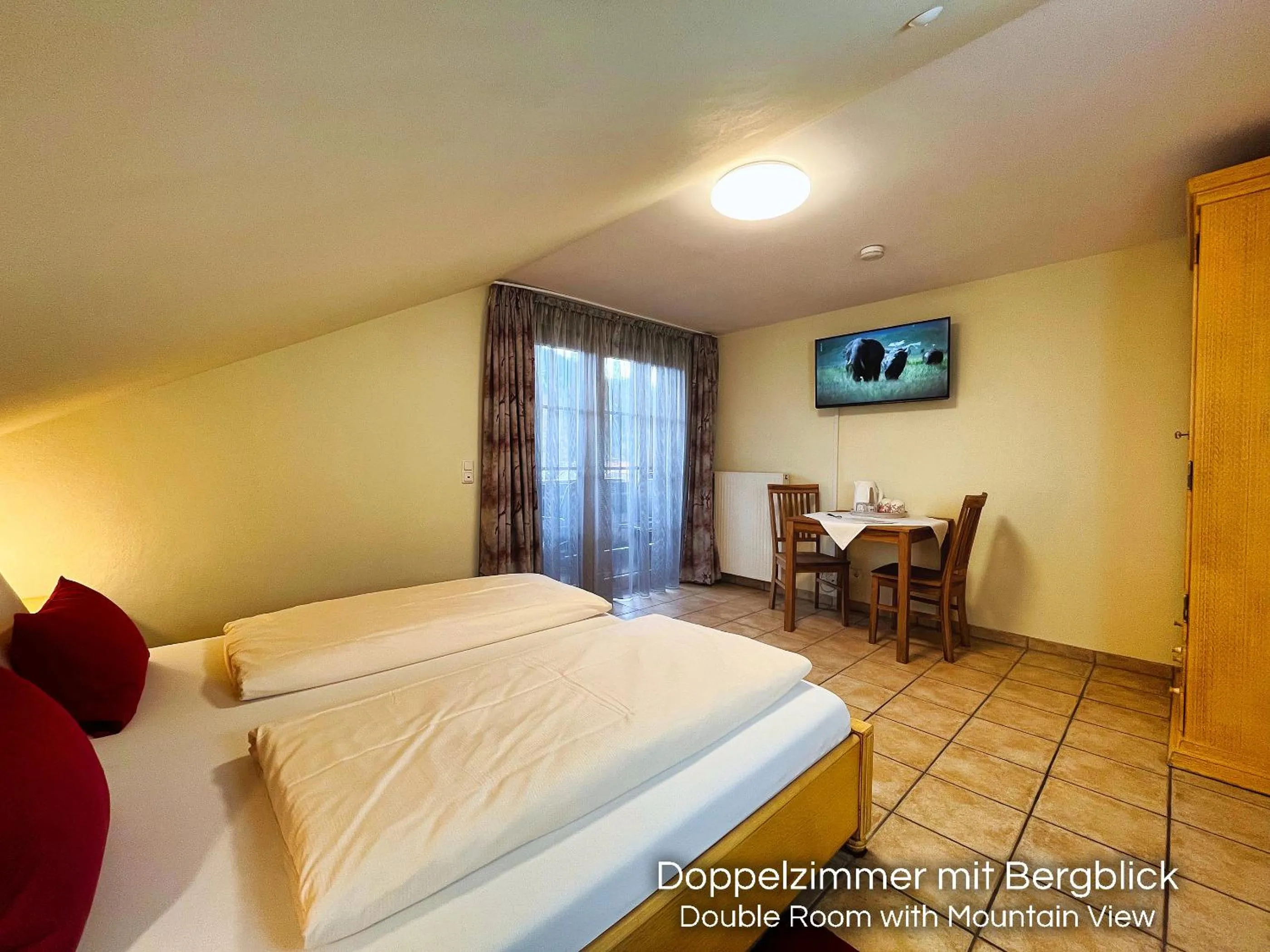 Photo of the whole room, Bed in Landhotel Guglhupf