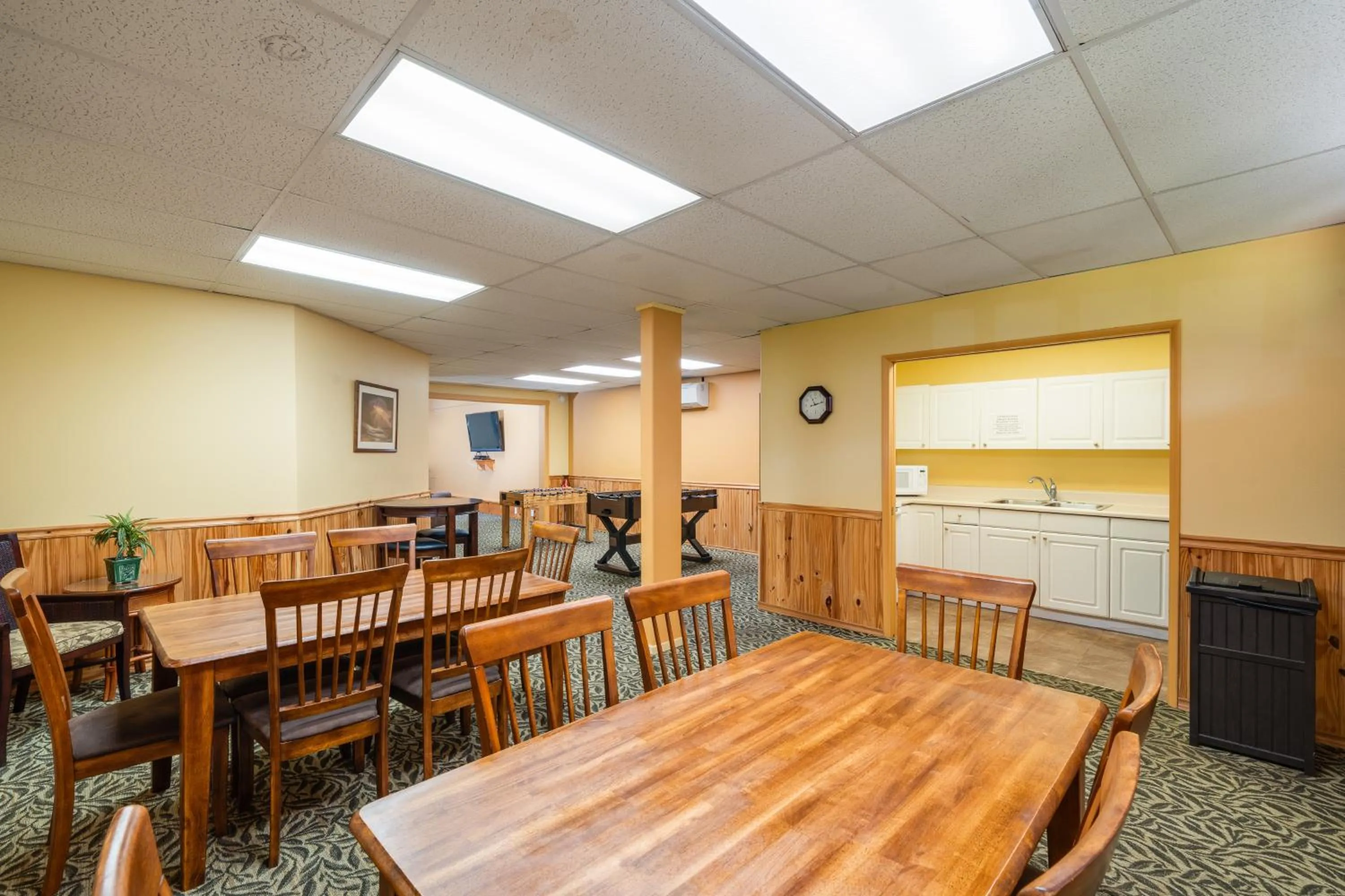 Communal lounge/ TV room in Kahana Falls Resort