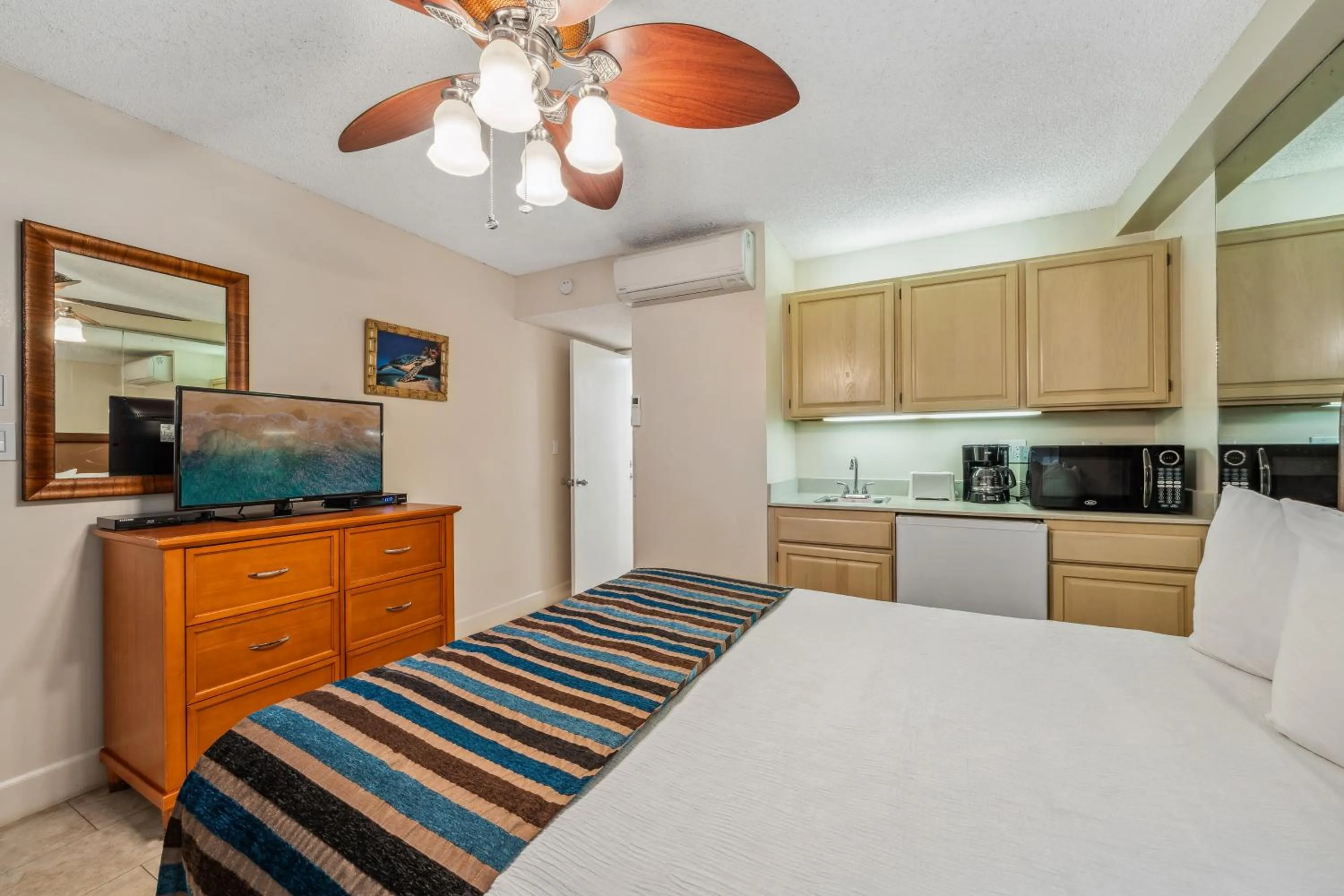 Bed in Kahana Falls Resort