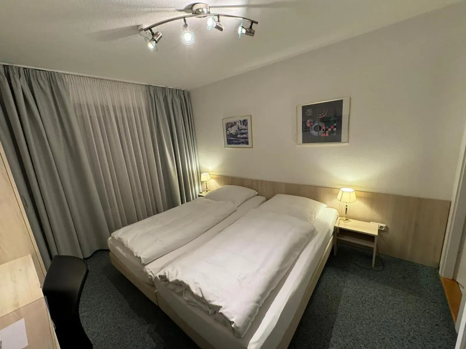 Standard Double Room in Hotel Occam Standard Double Room in Hotel Occam