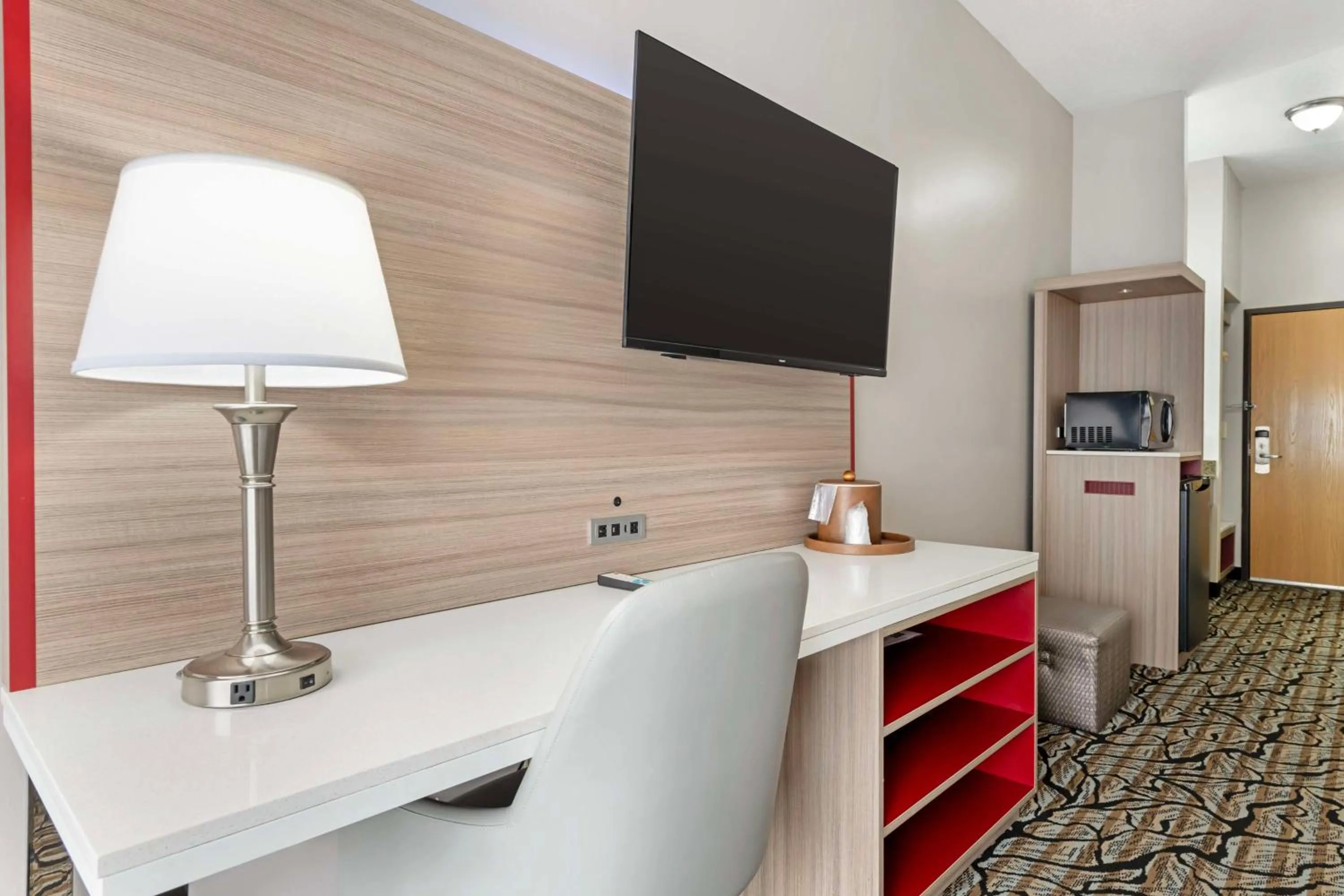 Bedroom in Best Western Plus Albert Lea I-90/I-35 Hotel