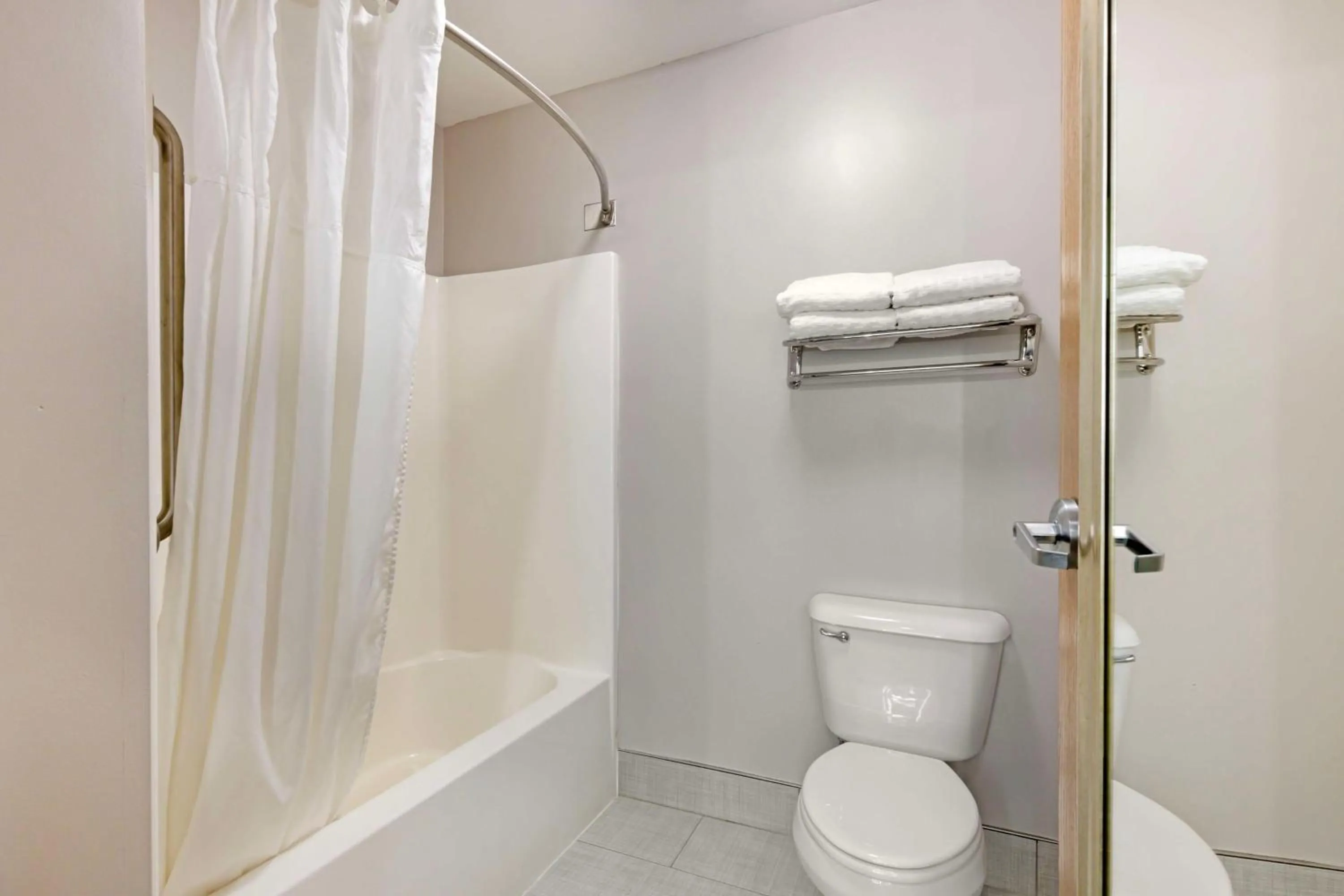 Bathroom in Best Western Plus Albert Lea I-90/I-35 Hotel