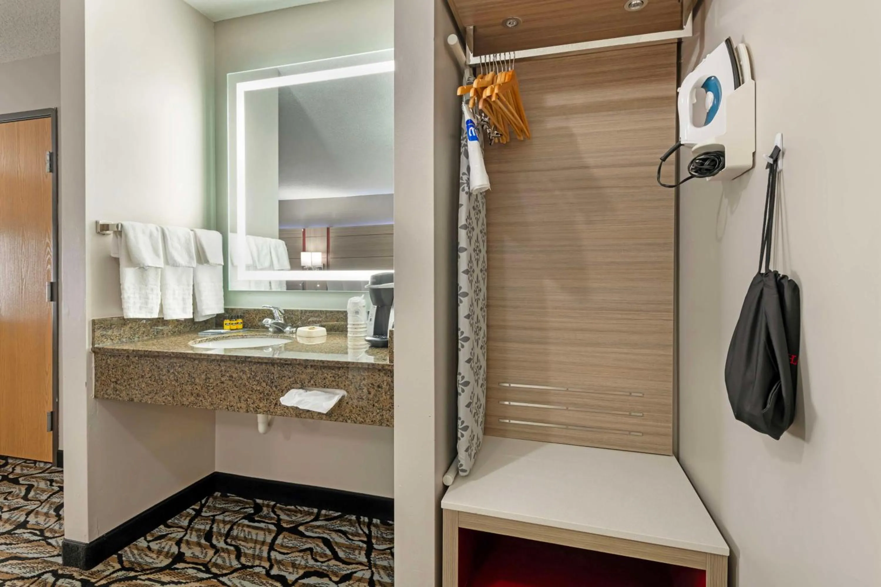 Bedroom in Best Western Plus Albert Lea I-90/I-35 Hotel