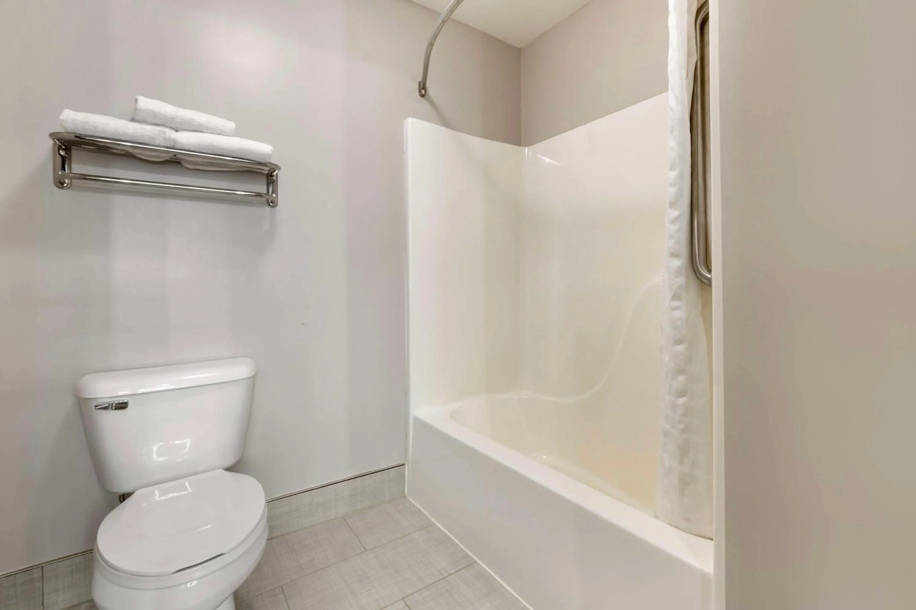 Bathroom in Best Western Plus Albert Lea I-90/I-35 Hotel