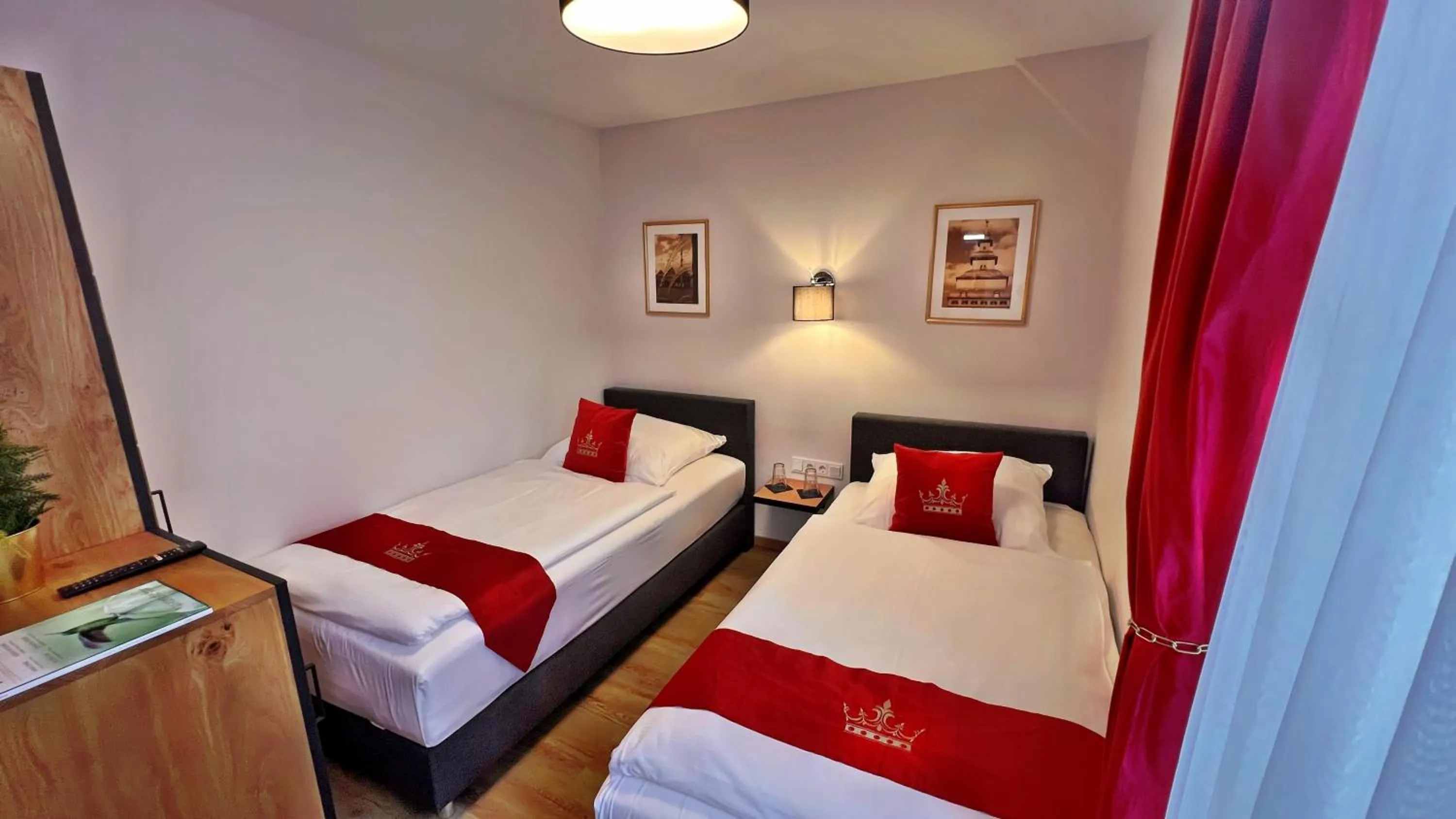 Bed in Hotel Zu den Drei Kronen