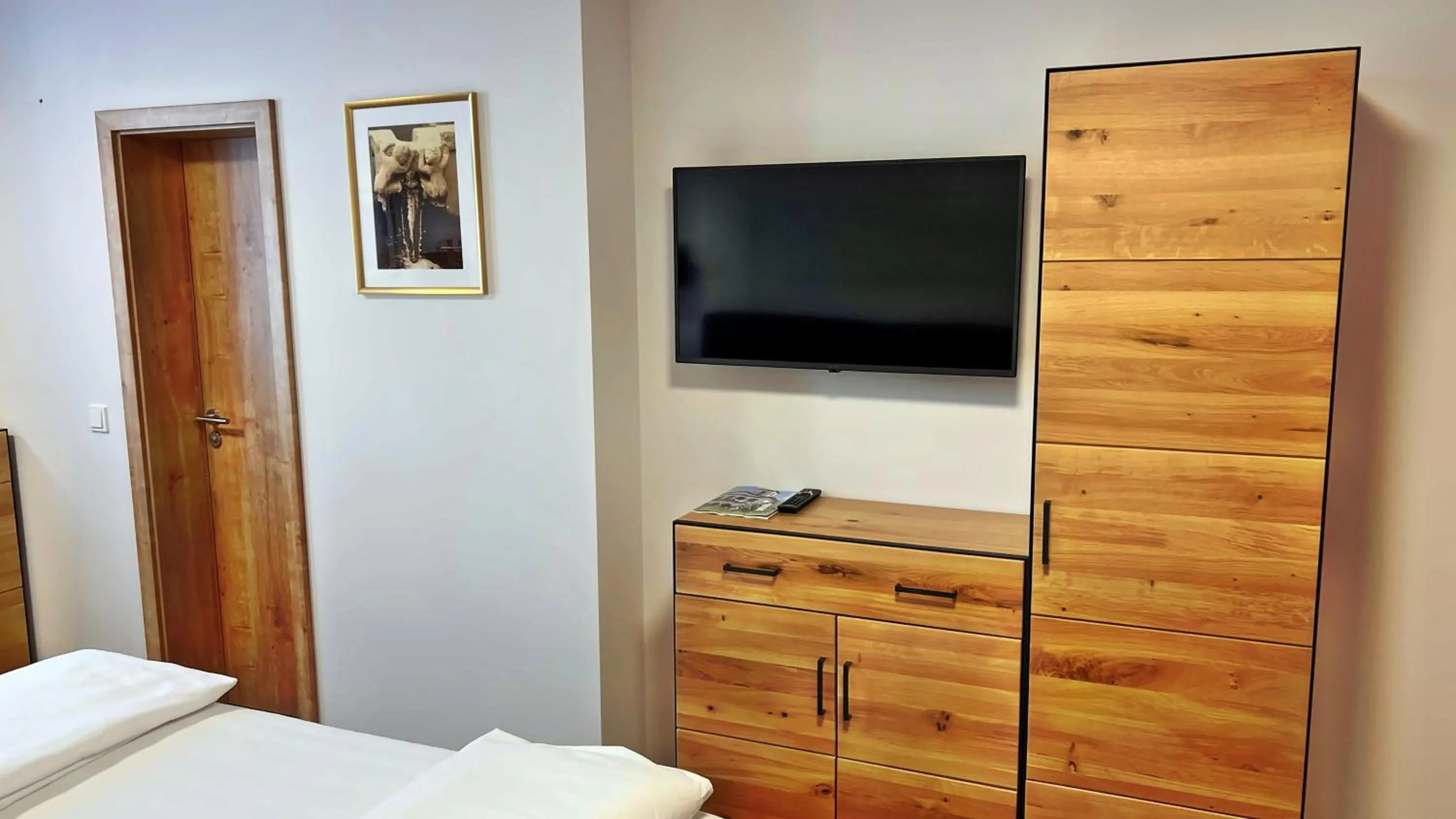 Bedroom, Bed in Hotel Zu den Drei Kronen