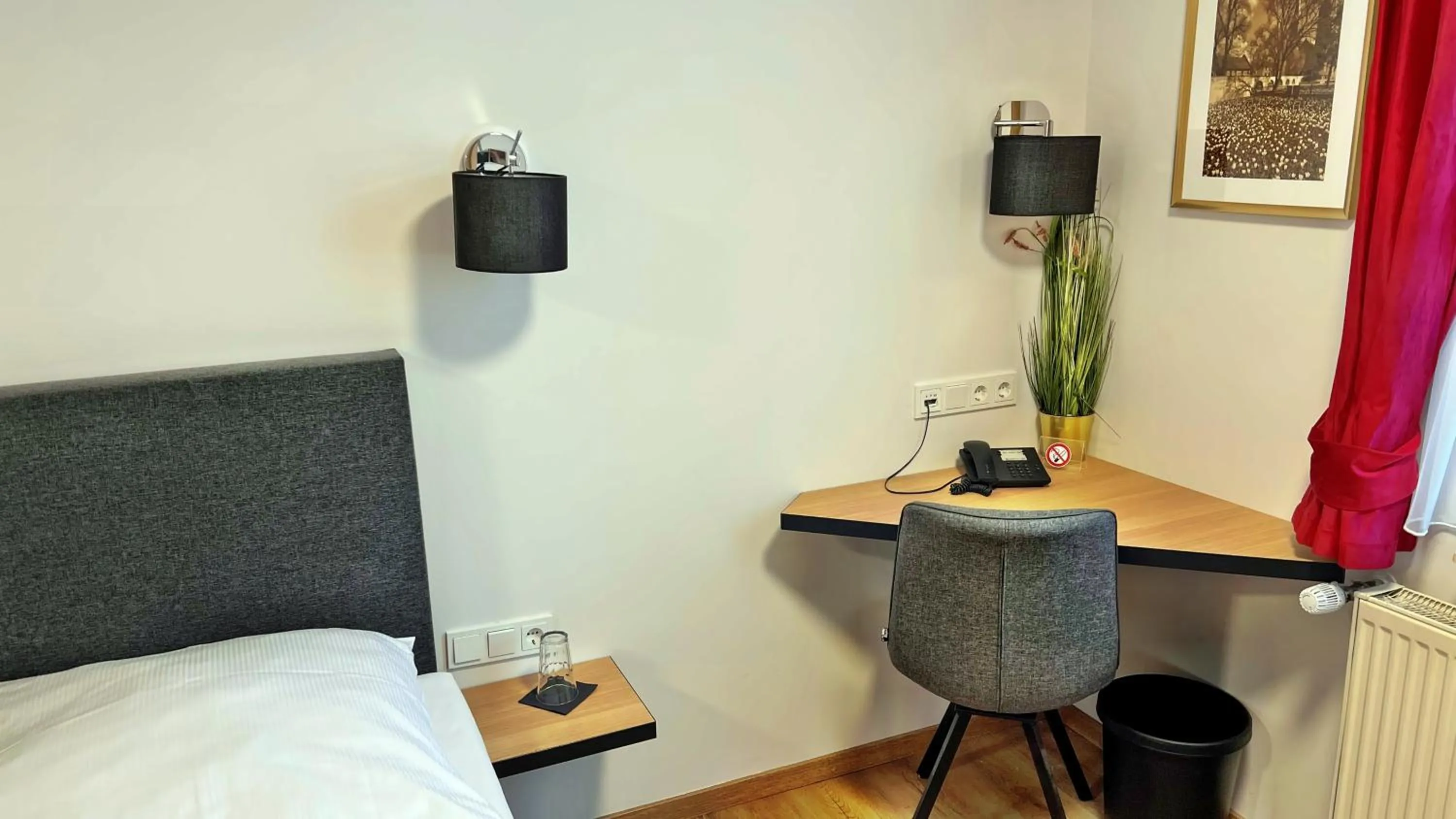 Seating area, Bed in Hotel Zu den Drei Kronen