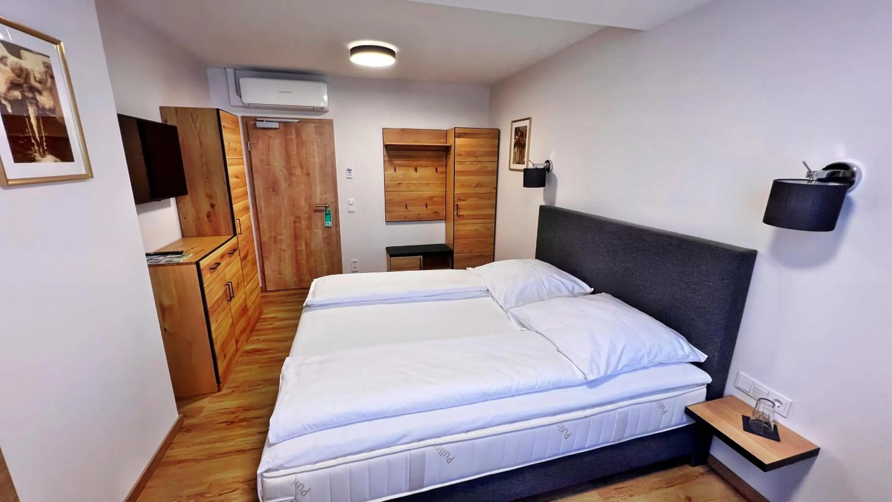 Bed in Hotel Zu den Drei Kronen