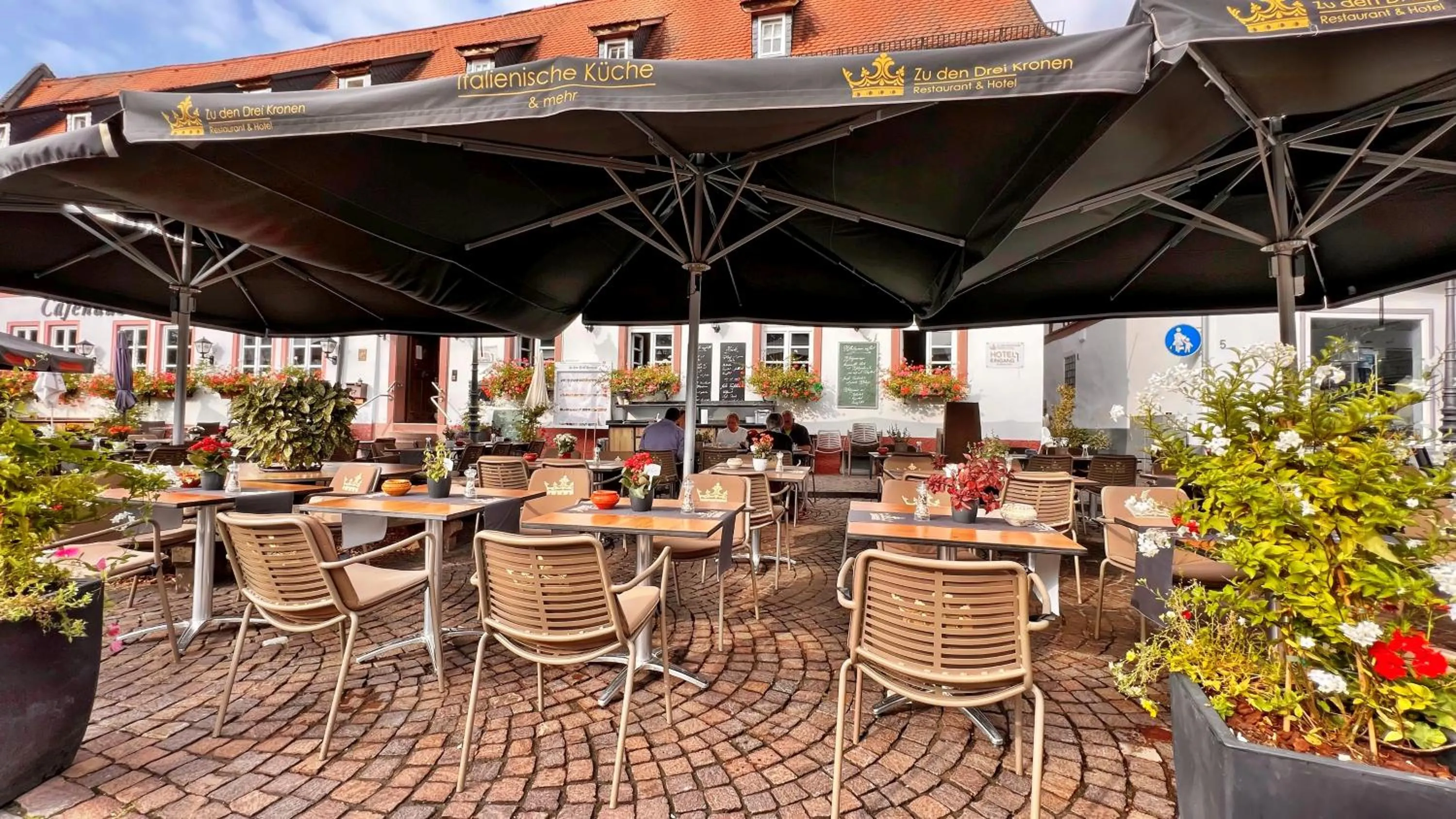 Property building in Hotel Zu den Drei Kronen