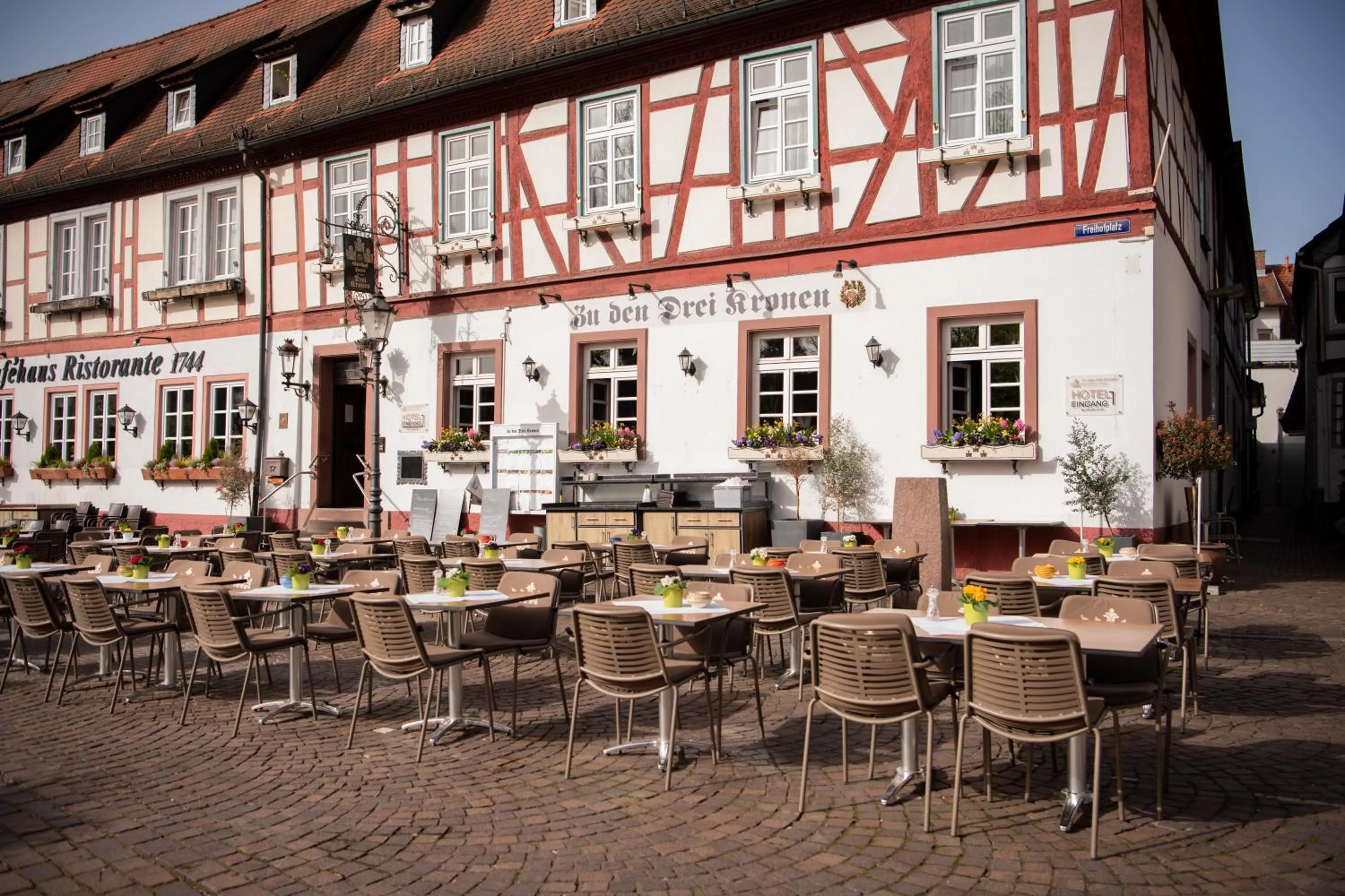 Property building in Hotel Zu den Drei Kronen