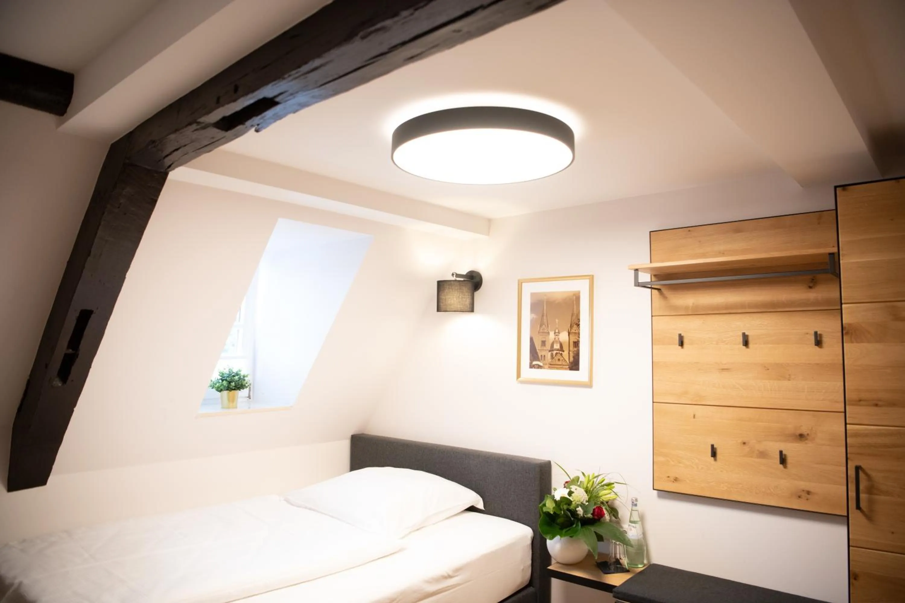 Bed in Hotel Zu den Drei Kronen