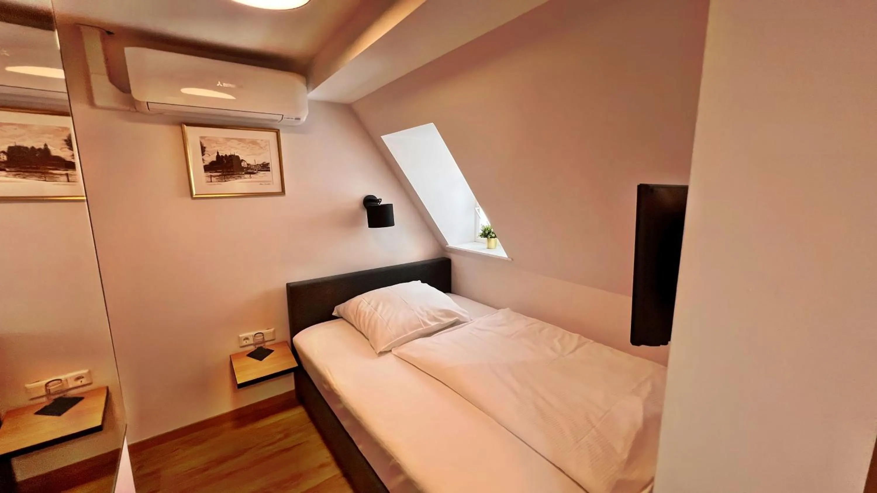 Bed in Hotel Zu den Drei Kronen