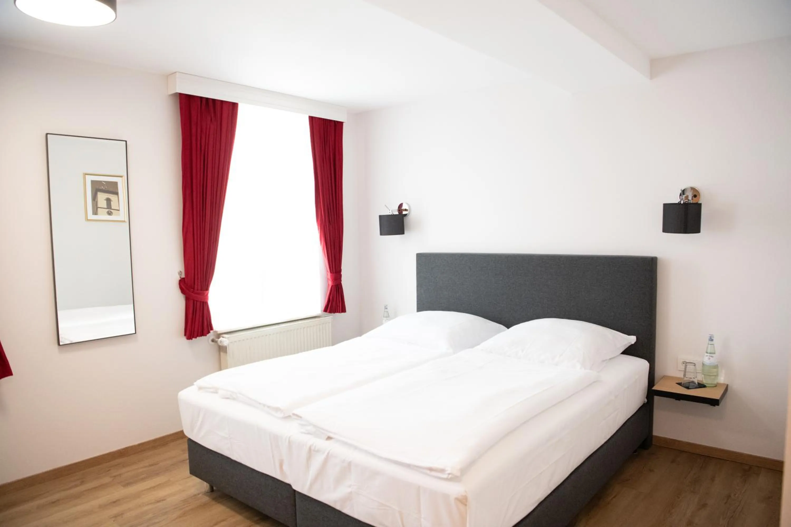 Bed in Hotel Zu den Drei Kronen