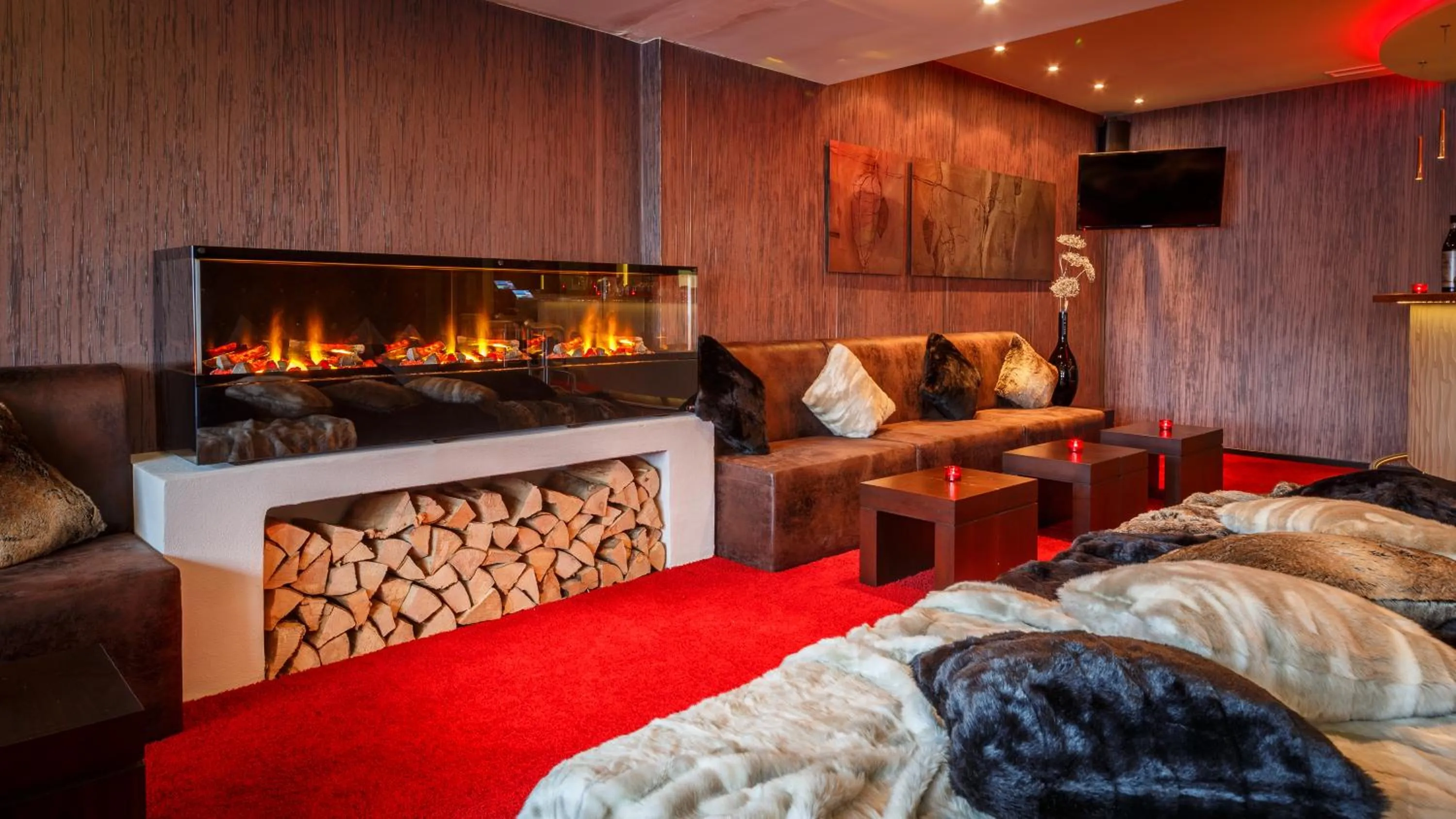 Communal lounge/ TV room, Bed in Hotel am Hopfensee