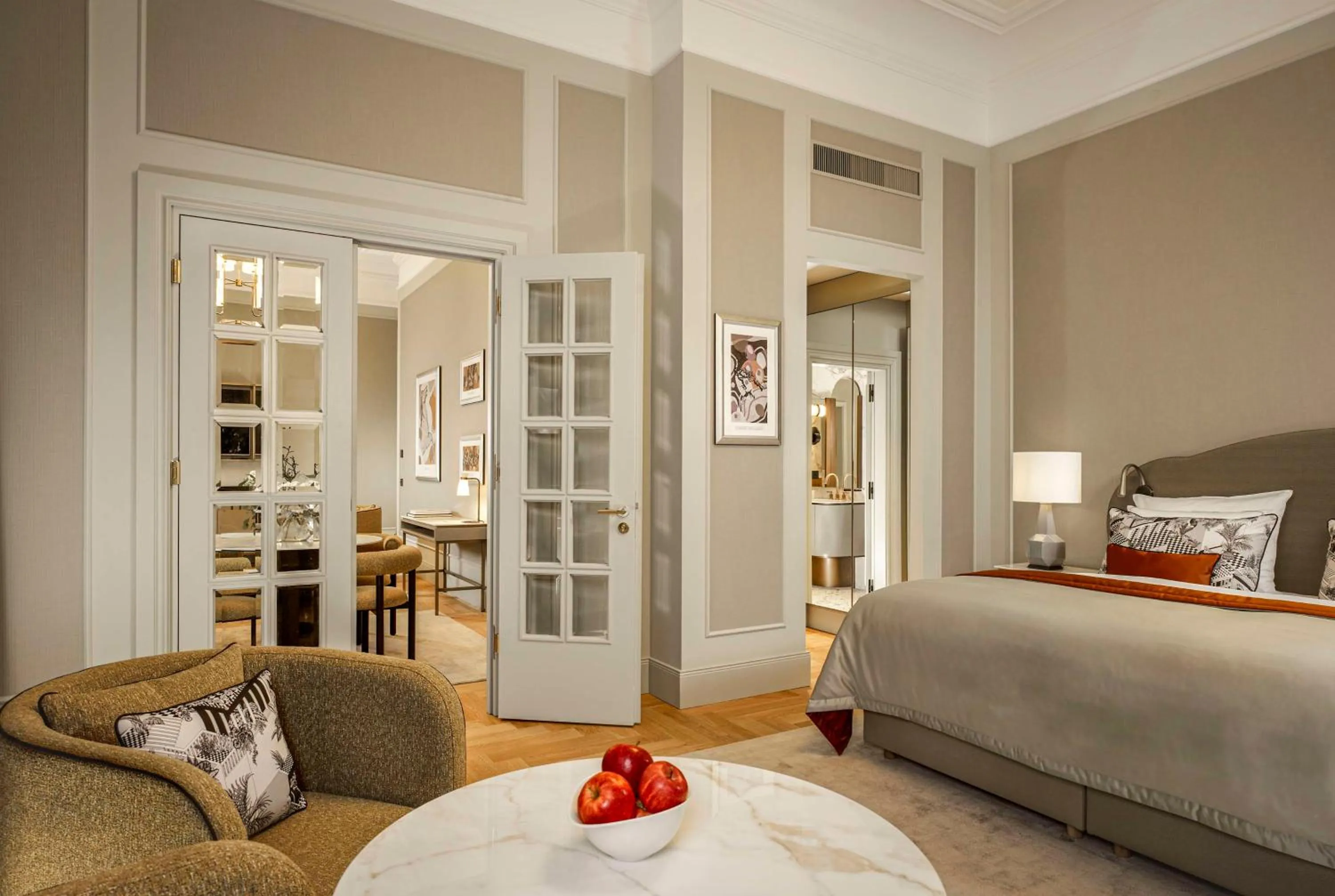 Bedroom, Bed in Hotel Taschenbergpalais Kempinski