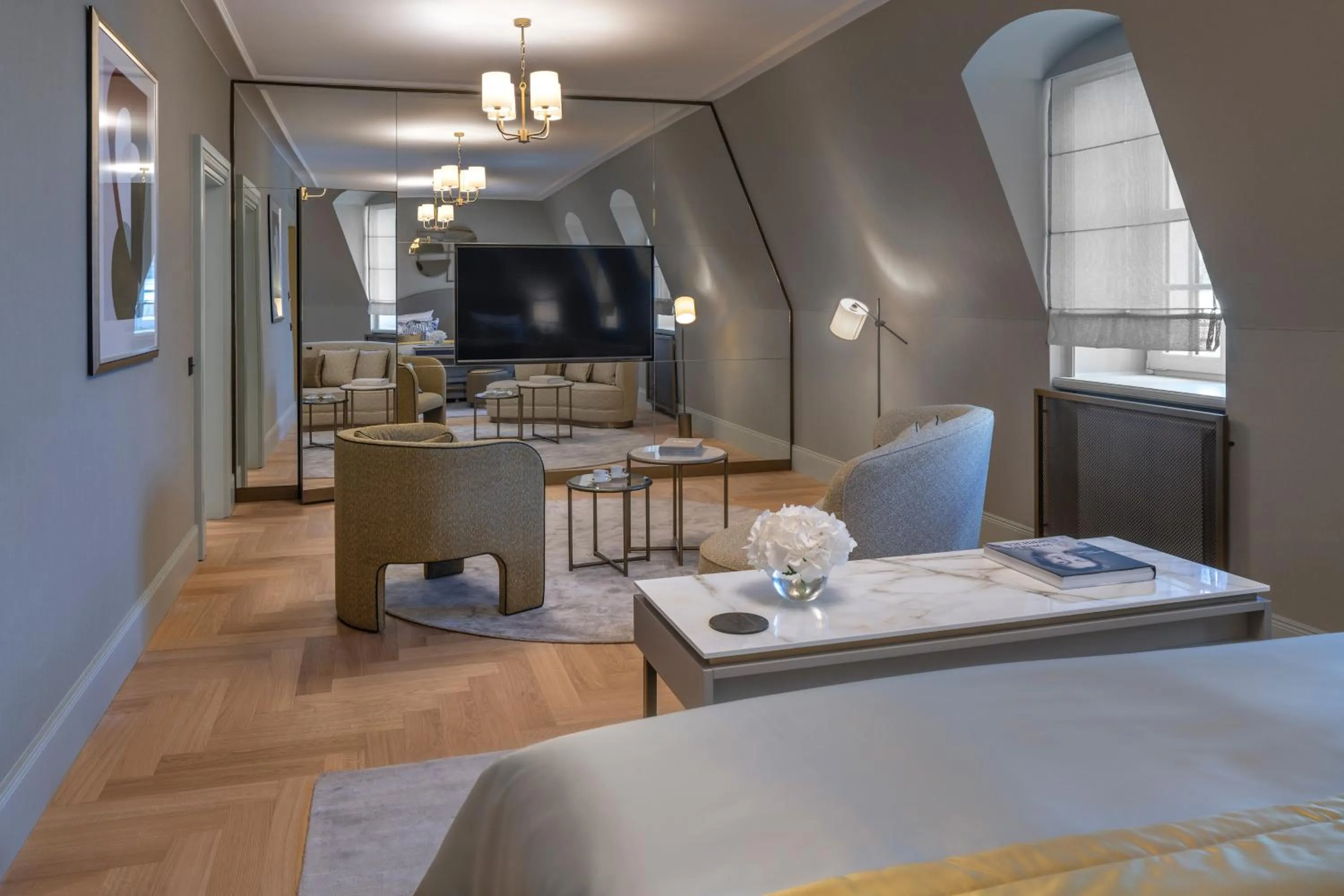 TV and multimedia, Bed in Hotel Taschenbergpalais Kempinski