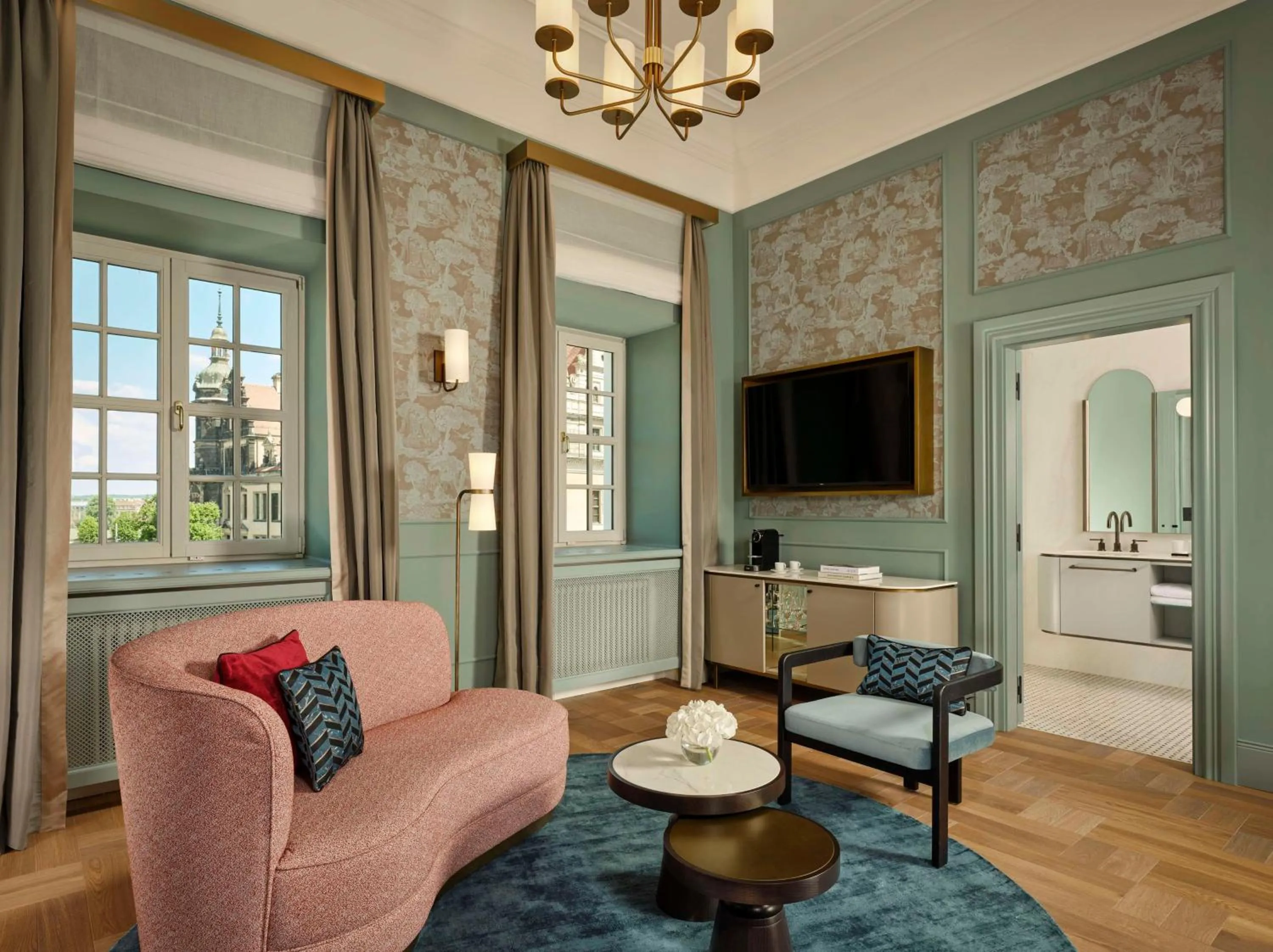 Bedroom in Hotel Taschenbergpalais Kempinski