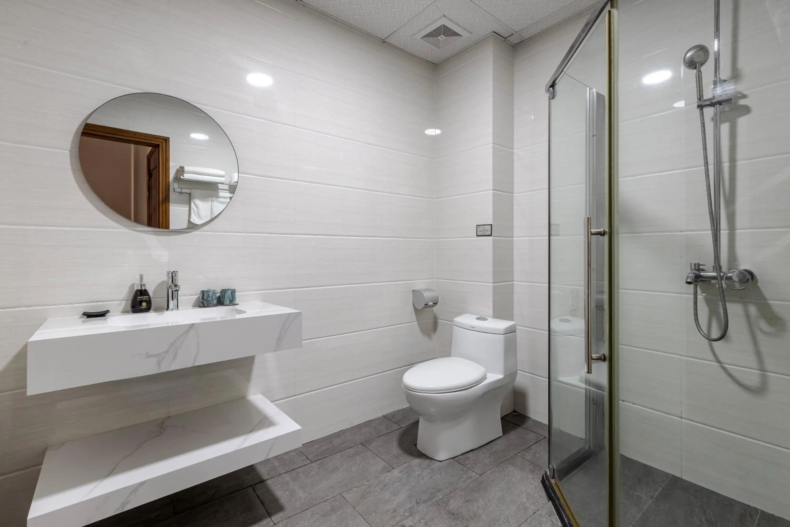 Shower in San Premium Hotel