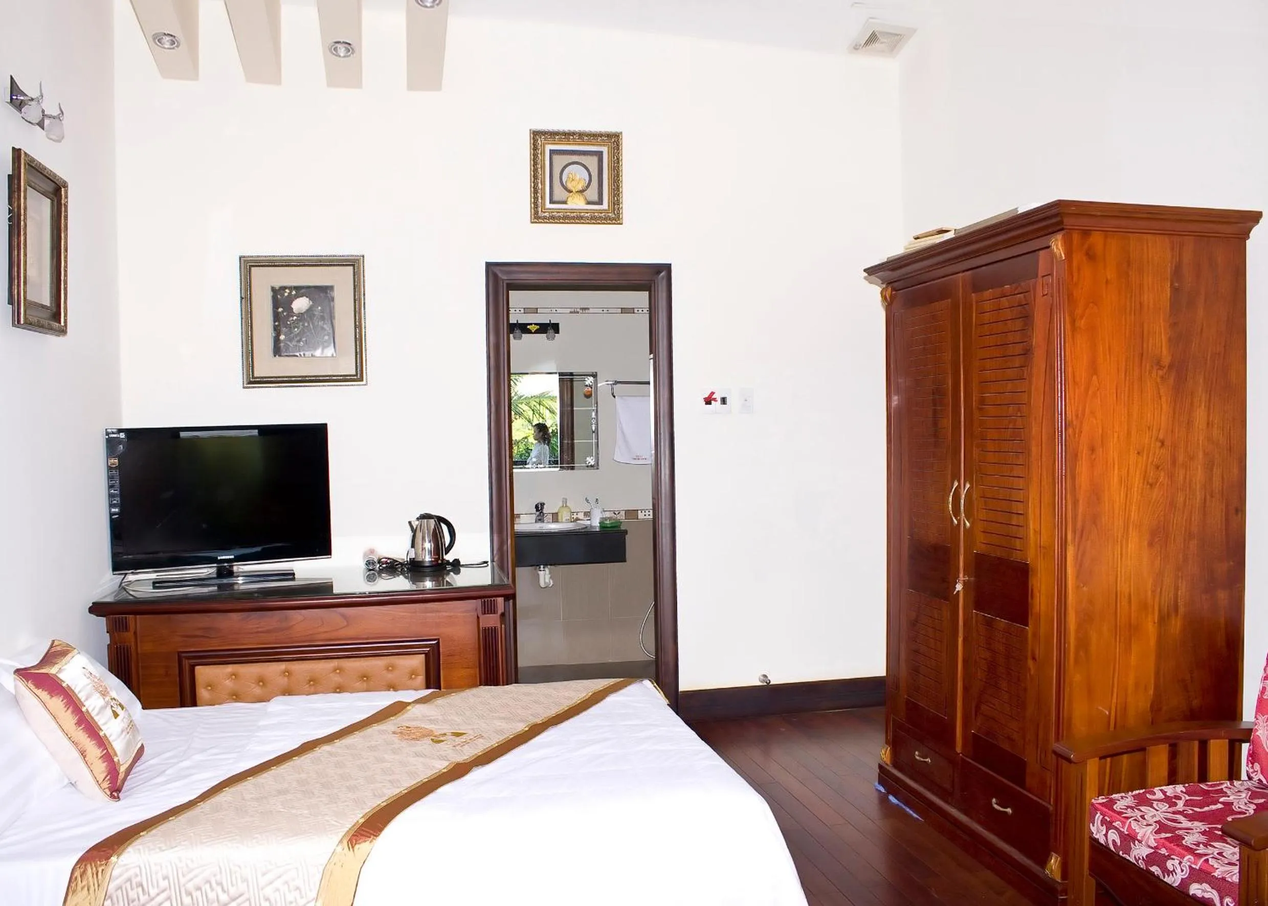 Bedroom, Bed in Gold Rooster Resort