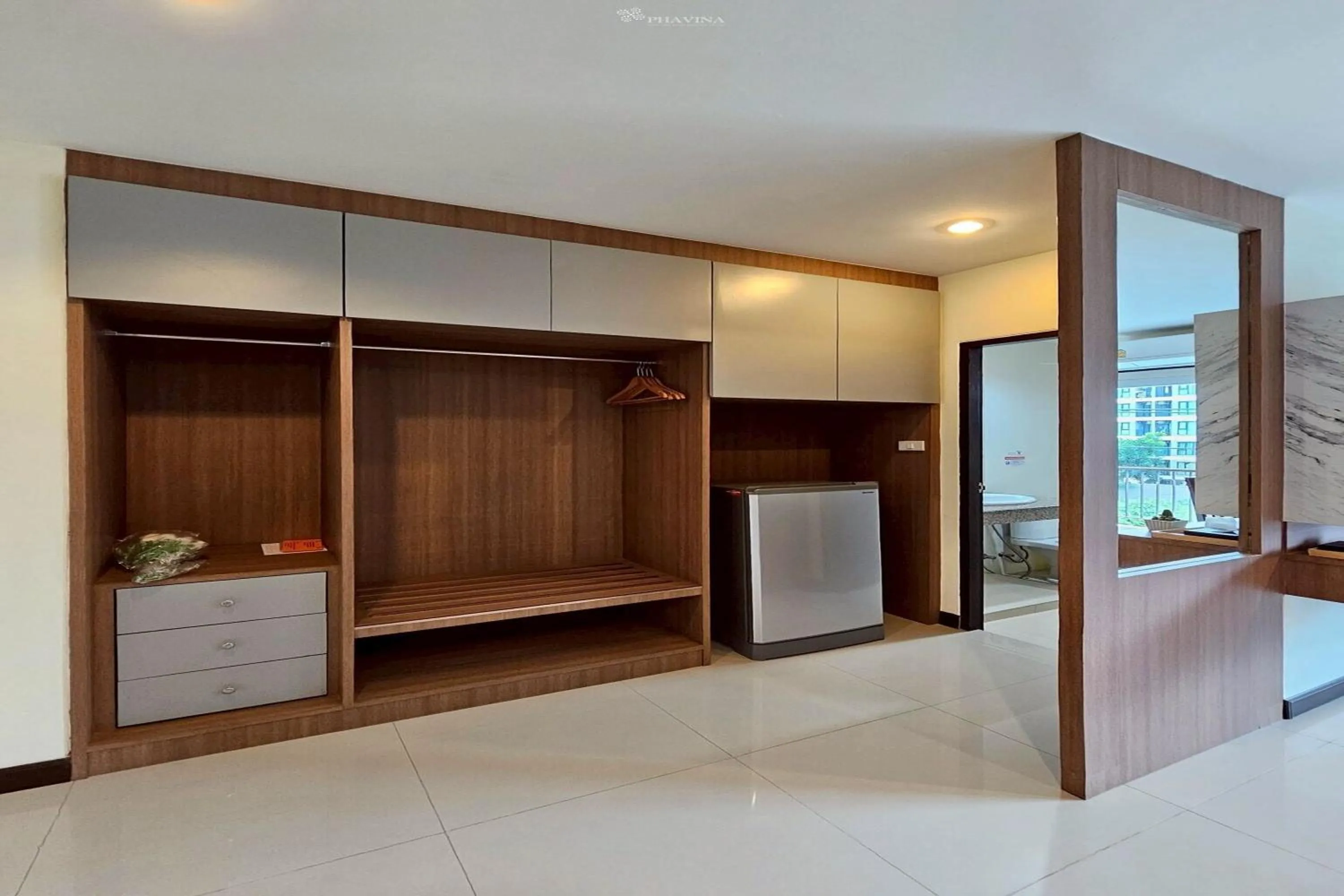 wardrobe in Phavina Hotel & Grand Boutique Rayong