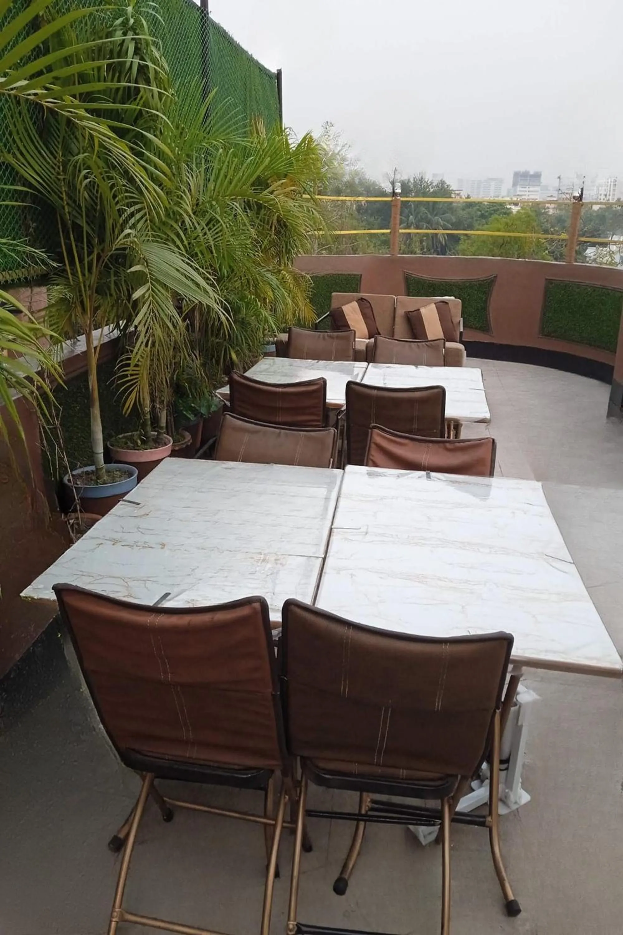 Restaurant/places to eat in The Kei Inn & Suites Hotel near Salt Lake