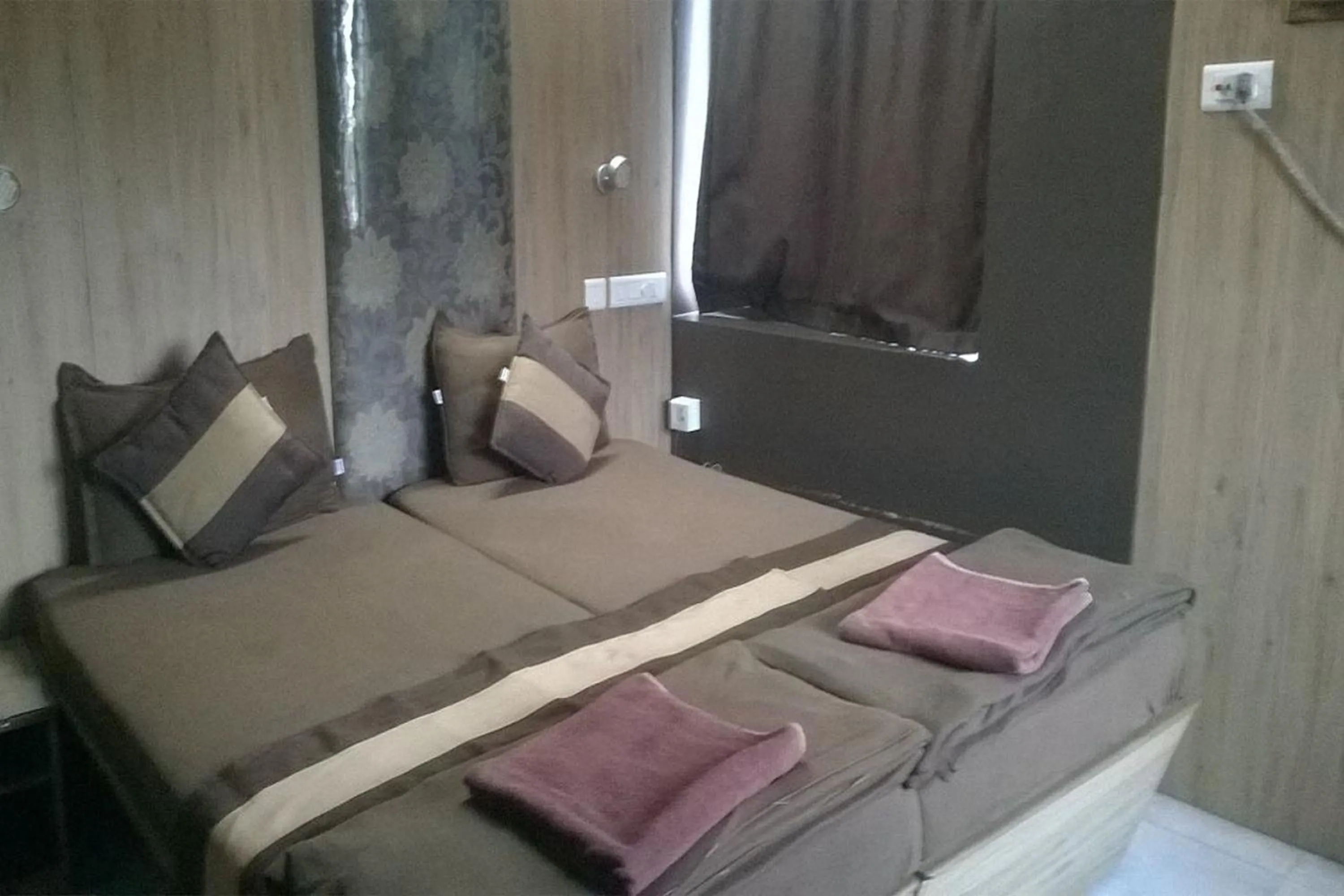 Bed in The Kei Inn & Suites Hotel near Salt Lake