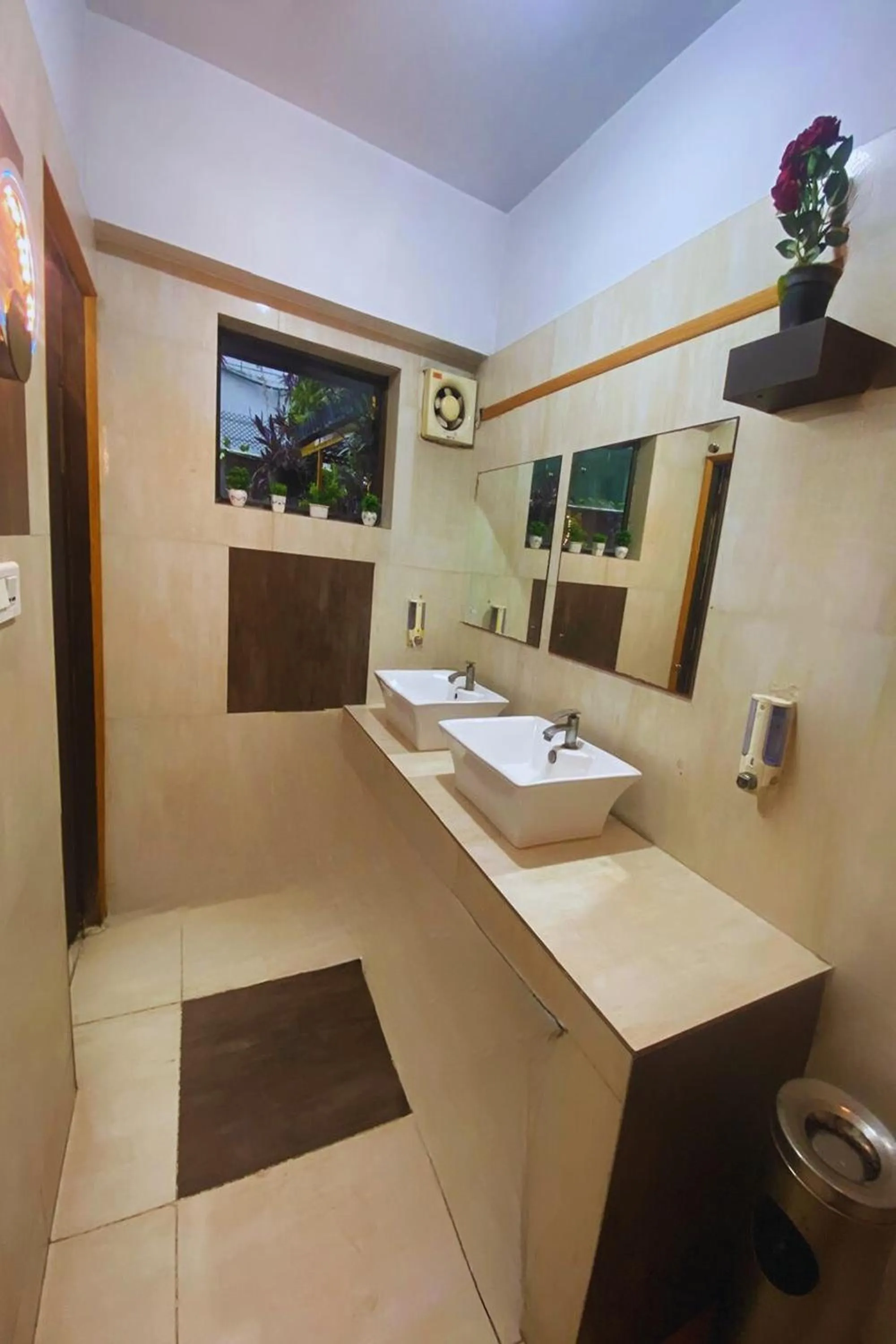 Bathroom in The Kei Inn & Suites Hotel near Salt Lake