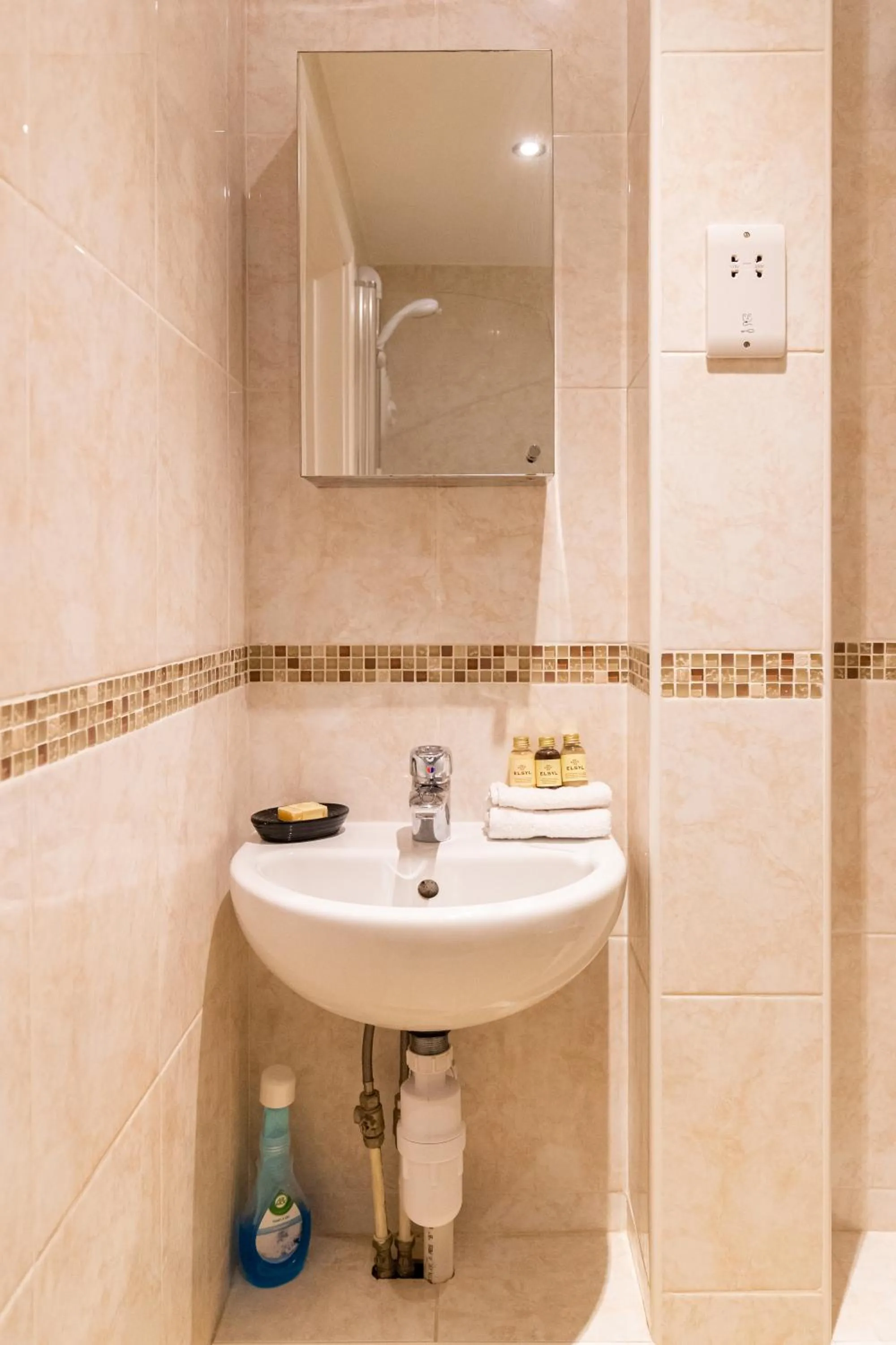 Bathroom in 2 Bedroom Penthouse, Clockhouse, Hoddessdon