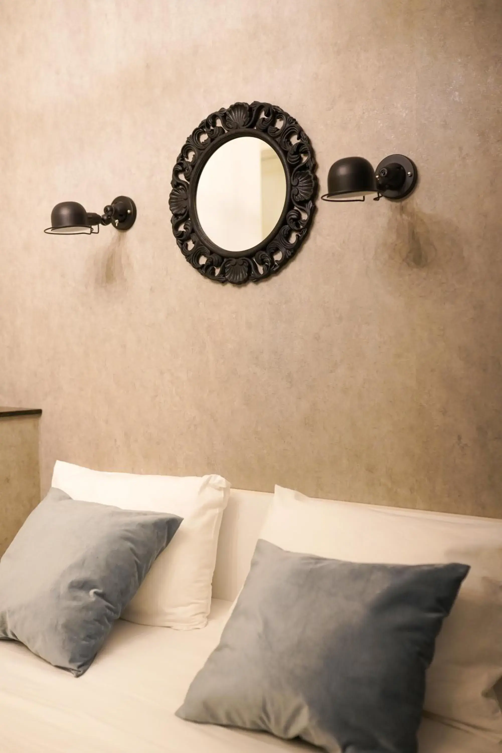 Budget Double Room in Hotel Ticiani 13 Budget Double Room in Hotel Ticiani 13