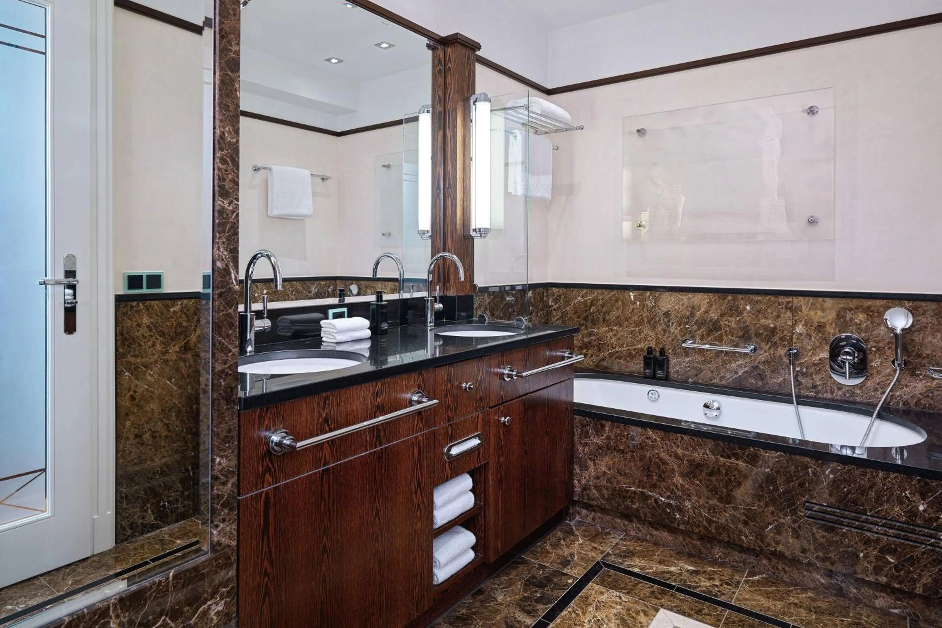 Bathroom in Hotel Elephant Weimar, Autograph Collection