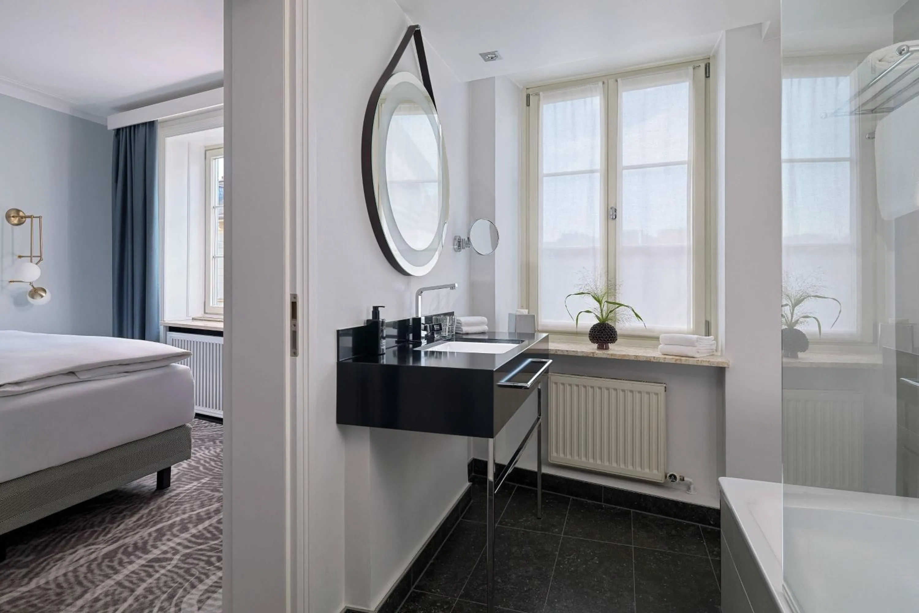 Bathroom, Bed in Hotel Elephant Weimar, Autograph Collection