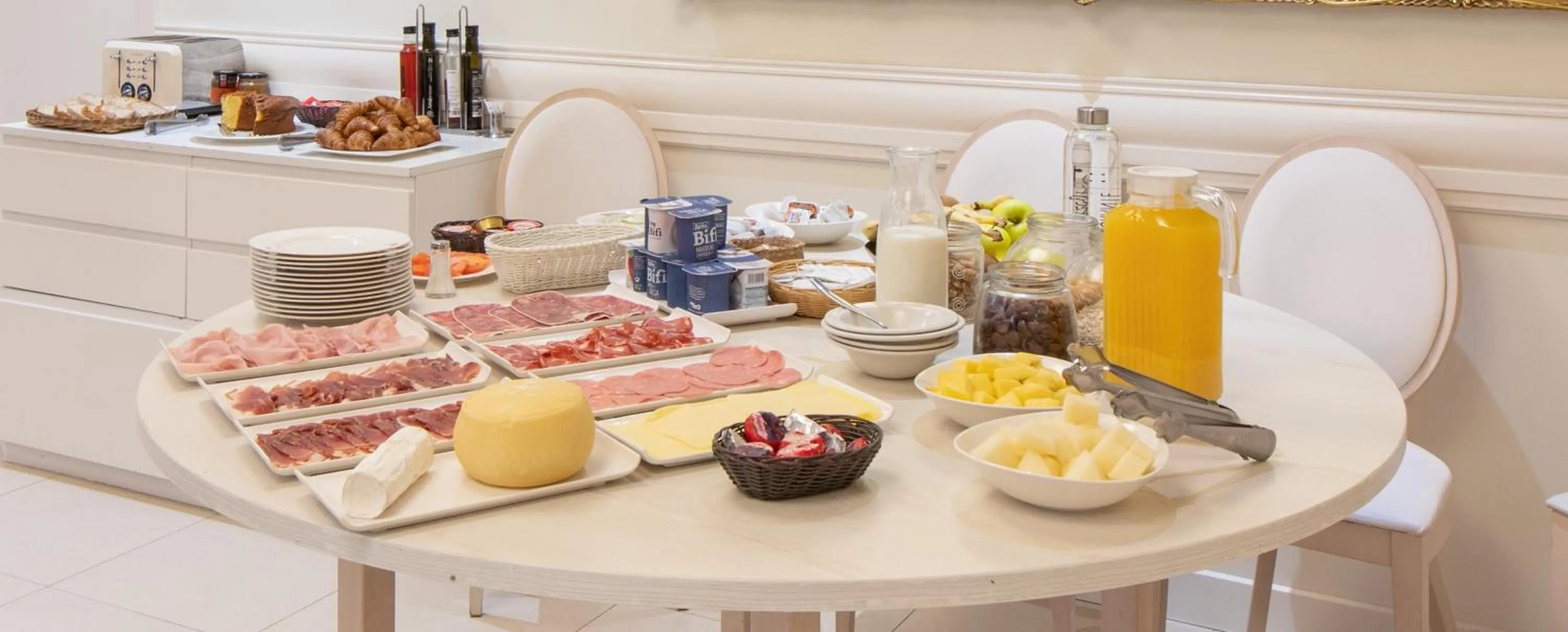 Continental breakfast in Hotel Torre Zumeltzegi