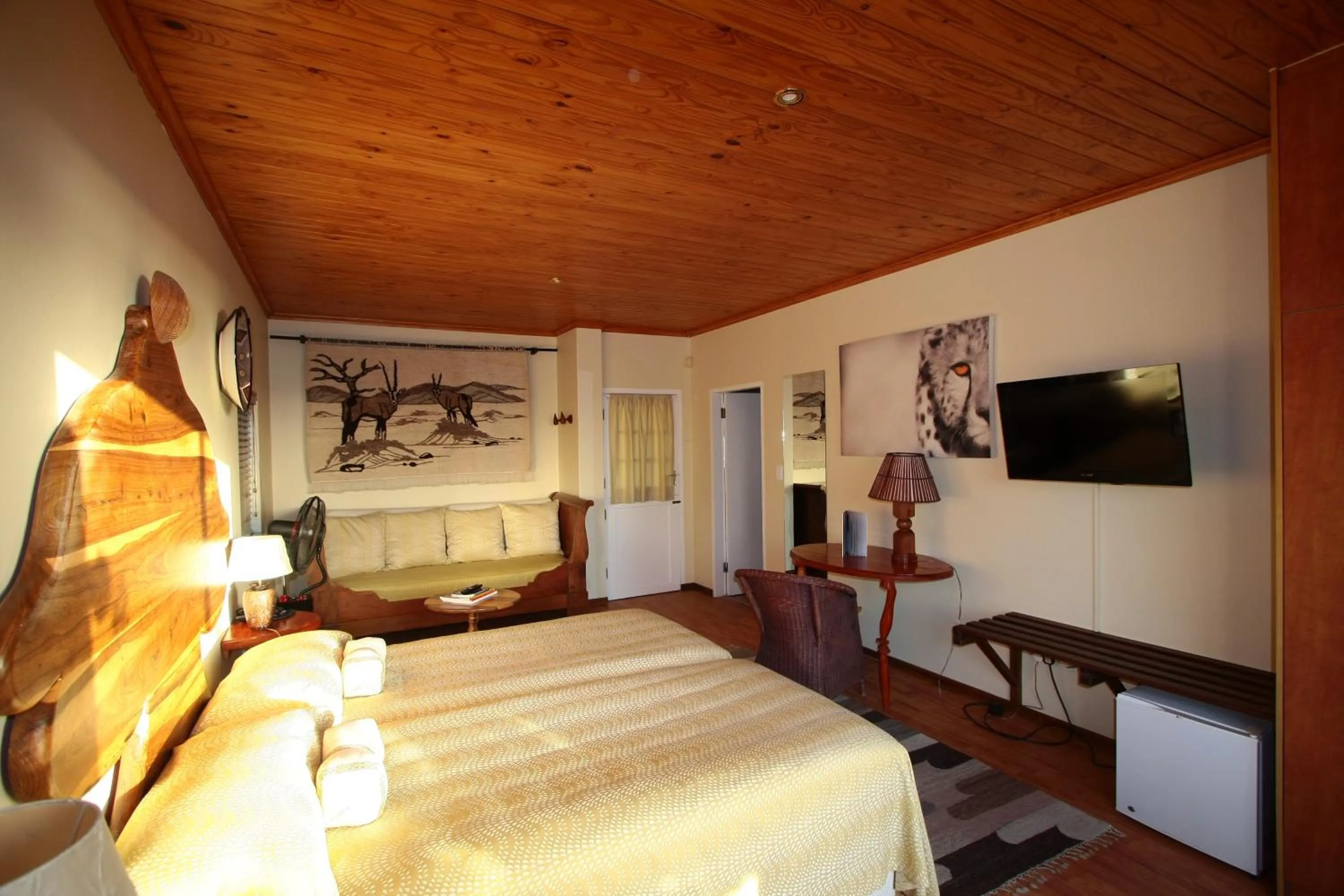 Photo of the whole room, Bed in Lagoon Lodge