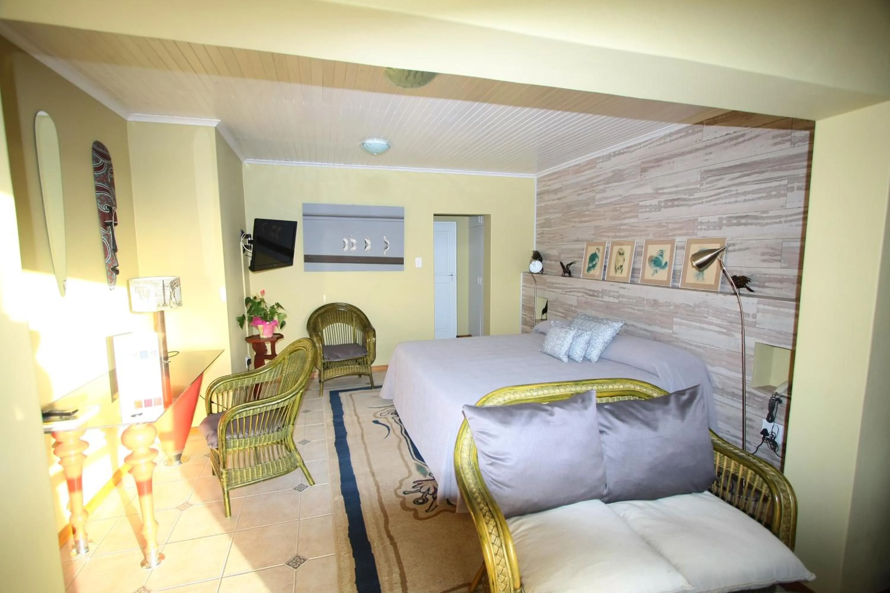 Photo of the whole room, Bed in Lagoon Lodge